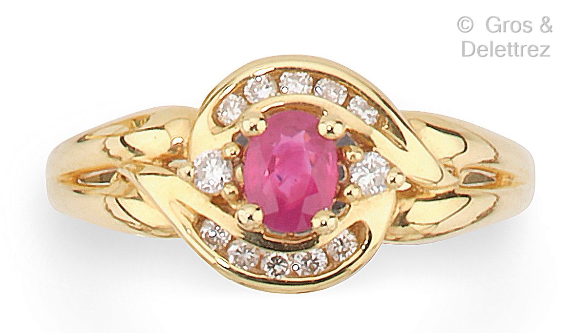 Null 黄金戒指，在一圈明亮式切割钻石中镶嵌一颗椭圆形红宝石。手指大小：53。毛重：3.39克。