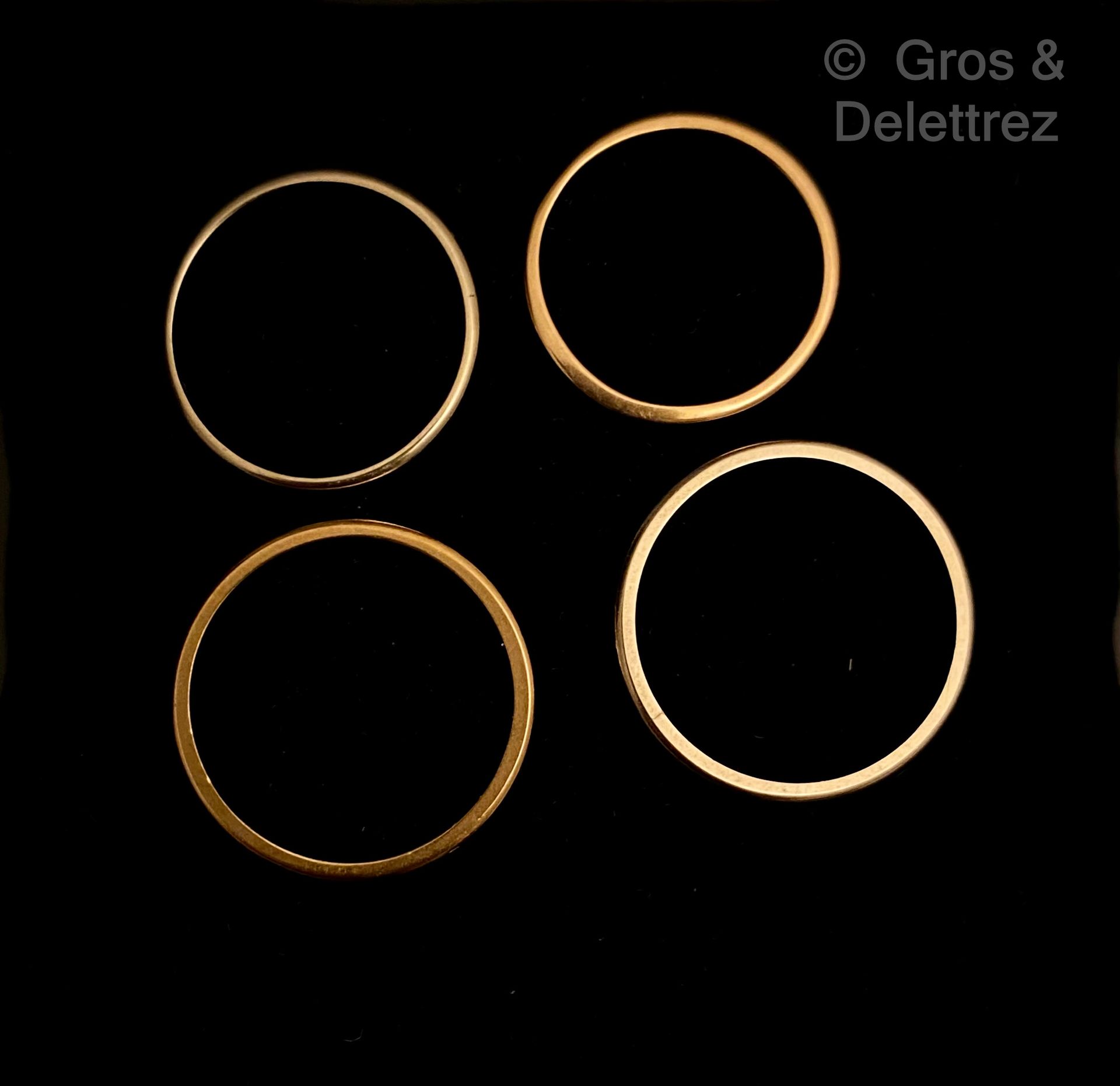 Null 一套四枚黄金和白金结婚戒指。手指大小：50、53、57和58。D. 4,5克。