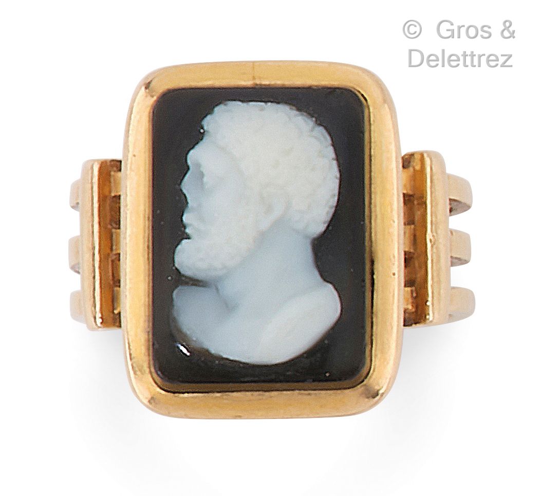 Null Yellow gold ring, decorated with a rectangular cameo on agate representing &hellip;