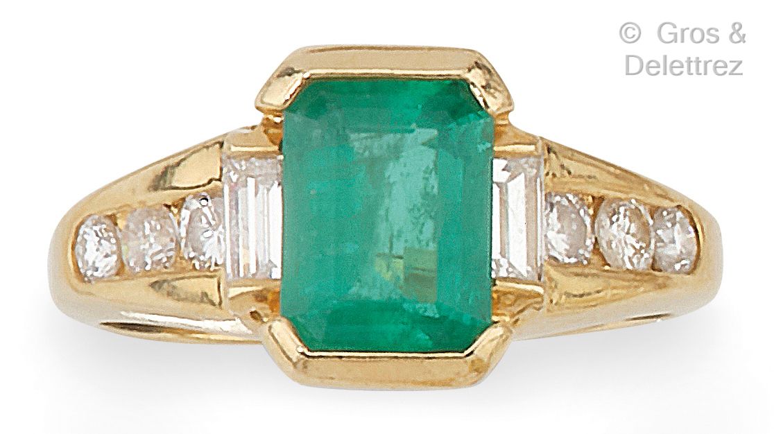 Null 黃金戒指，鑲嵌著一顆長方形的祖母綠，側面有切割，還有兩顆長方形和明亮式切割的鑽石。手指大小：48。 毛重：4.3克。