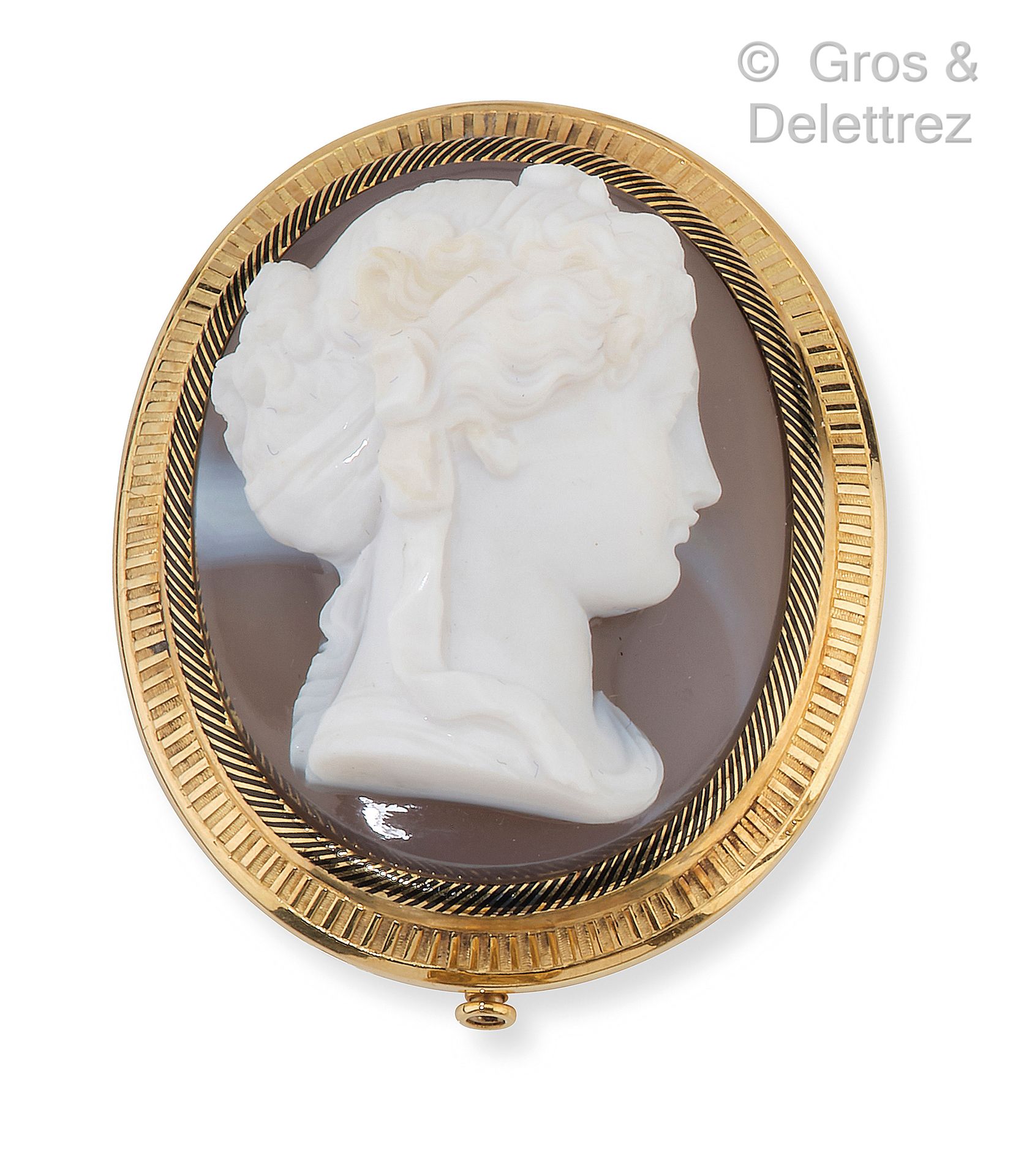 Null Yellow gold brooch, decorated with a cameo on agate with enamel representin&hellip;