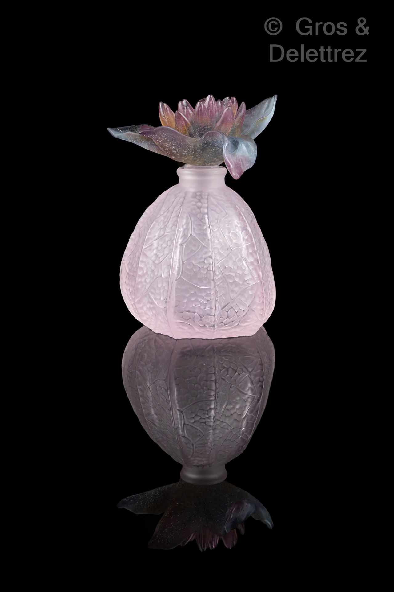 Null 法国道姆公司。 香水瓶模型 "Physalis"，蓝色和紫色的有色玻璃。已签名 高度：13.5厘米