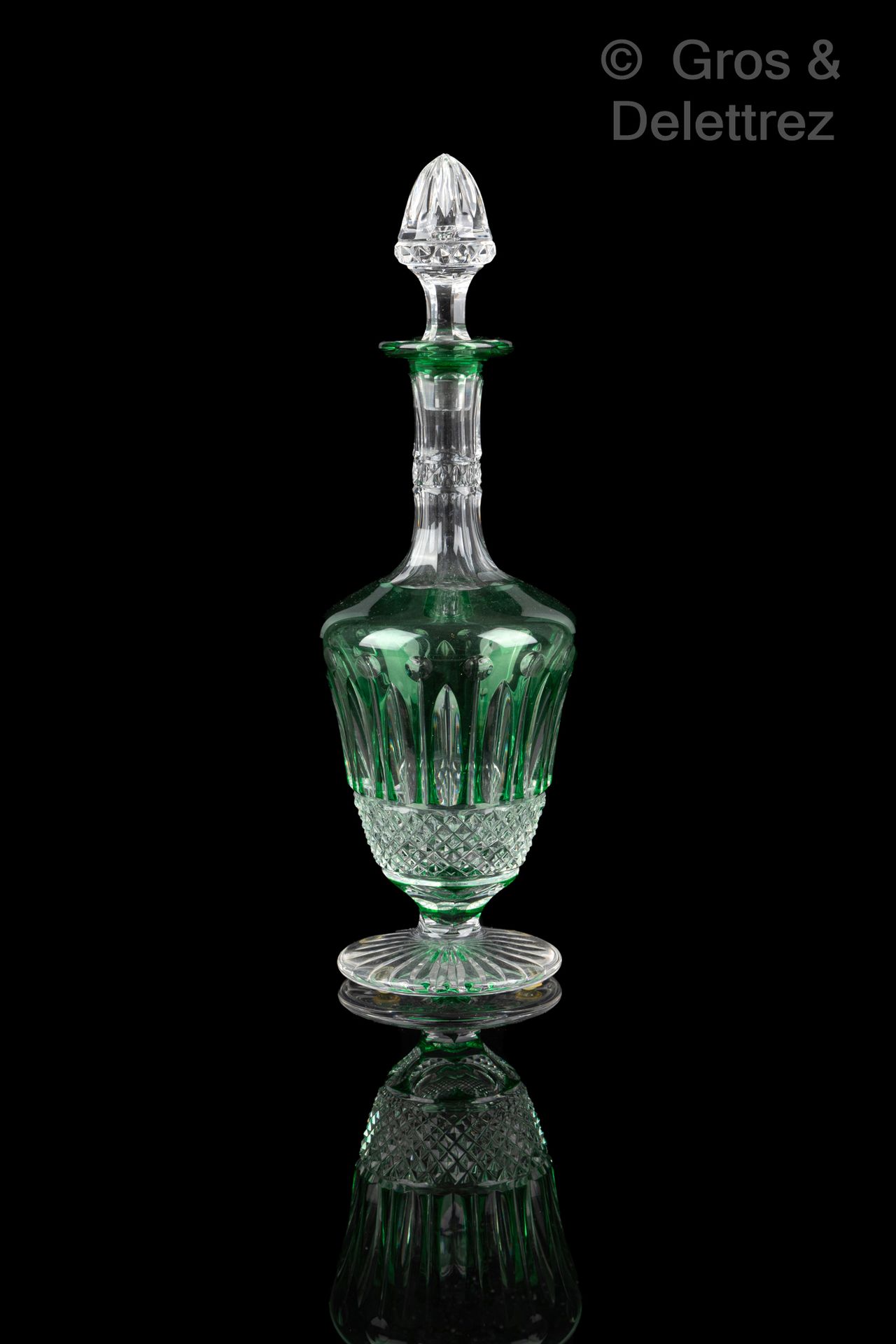Null 圣路易斯。 绿色内衬切割水晶瓶，汤米模式。高度：26厘米