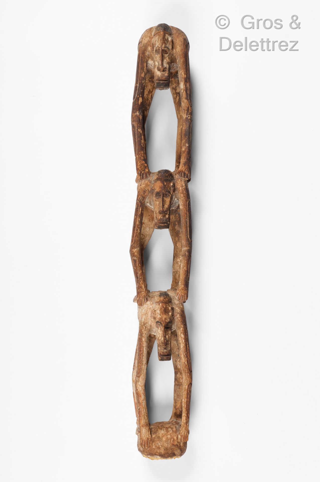 Null 表现三只狒狒的非洲木雕。高度：66厘米