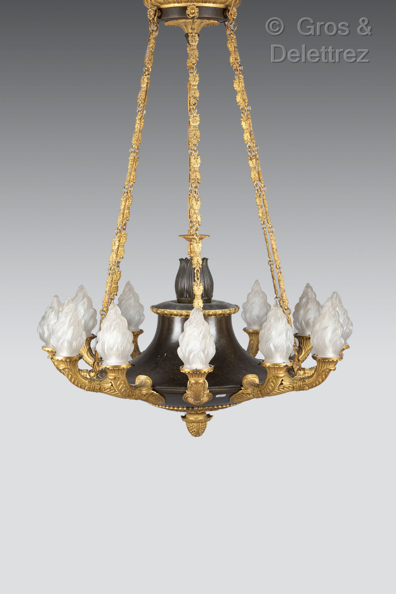 Null 帝国风格的青铜吊灯，有12个灯臂，装饰有镀金金属板的棕榈花，高度：105厘米-直径：75厘米
