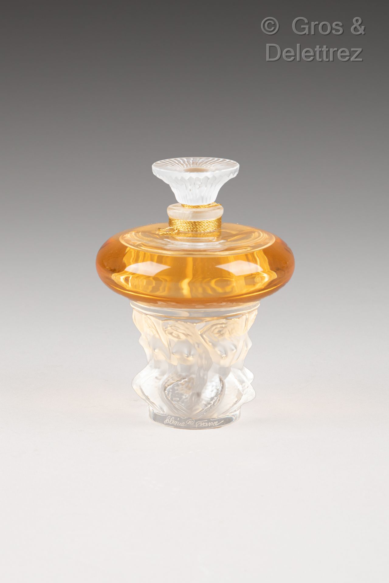 Null Lalique Francia. Bottiglia di profumo modello "Sirenes" in cristallo pressa&hellip;