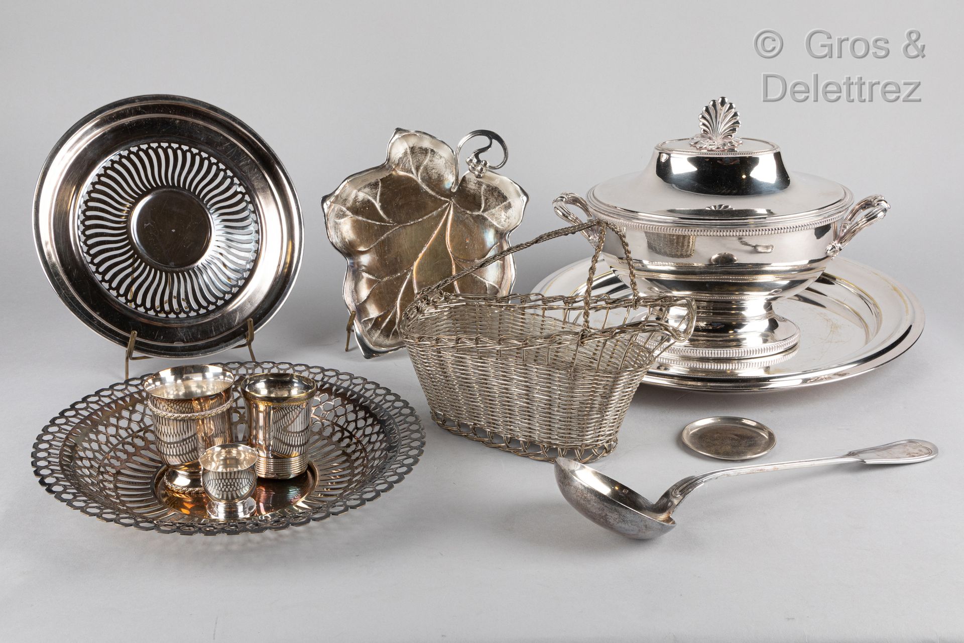 Null Lot in silver plated metal including covered vegetable dish, tray, timbales&hellip;