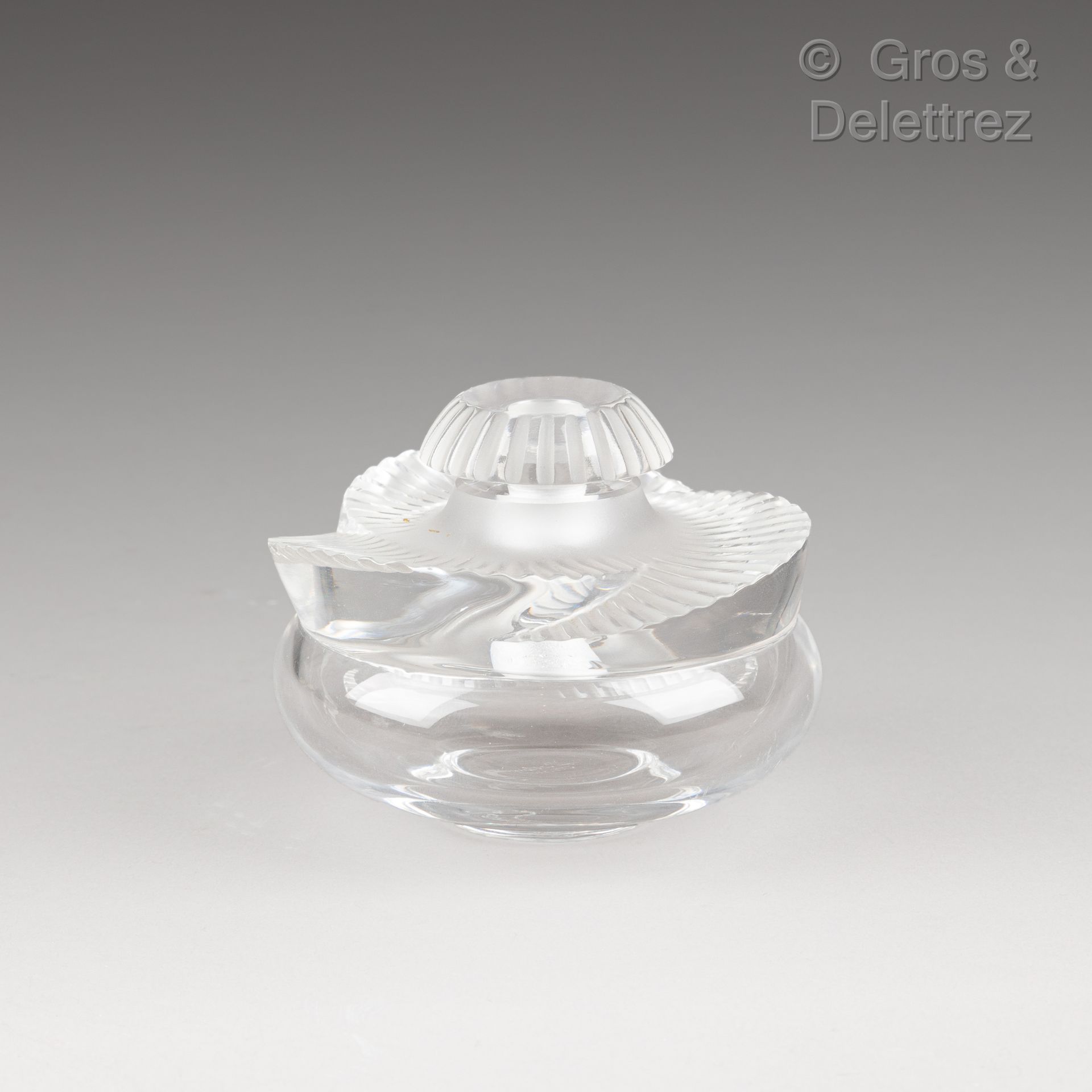 Null Lalique Francia. Una piccola bottiglia in vetro stampato, parzialmente sati&hellip;