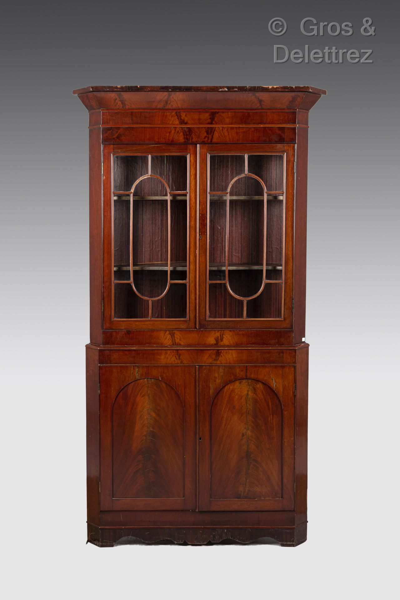 Null 红木贴面的转角书柜。19世纪末，218 x 108 x 58厘米。
