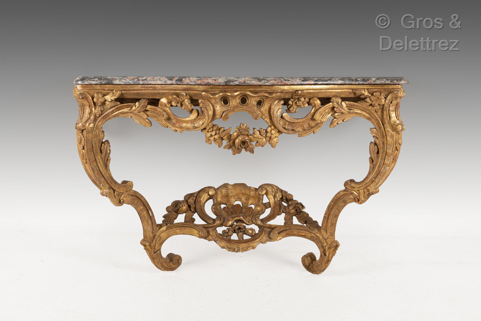 Null Consola de madera tallada, calada y dorada de la época Luis XV. Mármol rosa&hellip;