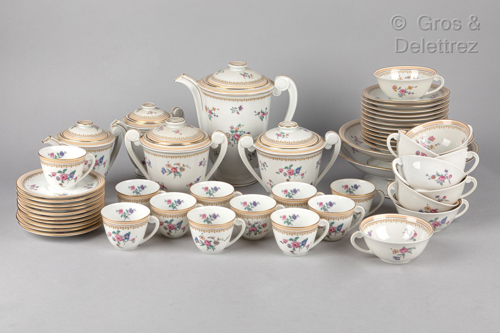 Null 
Charles Ahrenfeldt Limoges瓷器晚餐服务由12个汤盘，12个餐盘，1个梳妆台，3个展示架，1个酱缸，2个蛋壳，10个茶杯，1&hellip;