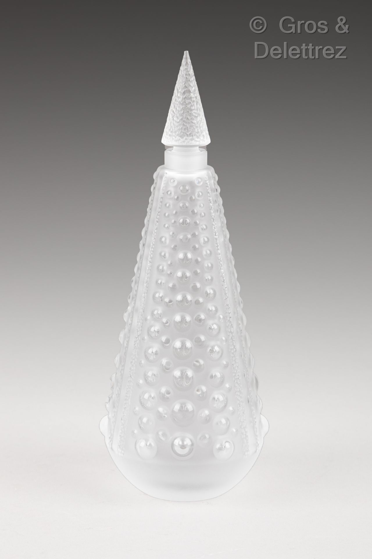 Null 法国莱俪公司。 瓶身为压制成型的玻璃，部分经过缎面处理，有四层的珍珠装饰。签名在顶端。高度：19.5厘米，顶端有小意外