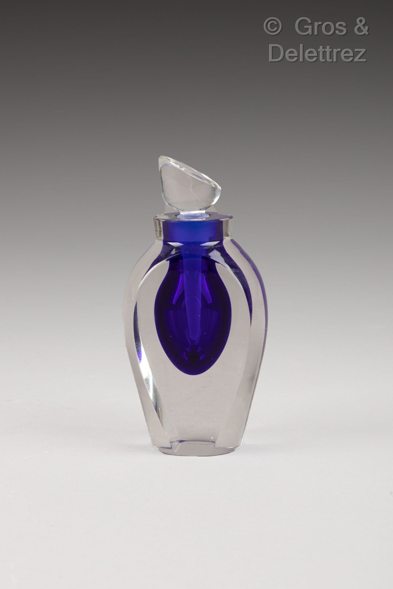 Null 盖上半透明水晶的瓶子，并染上了蓝色的水滴。有签名，日期为1999年，编号为PB9451 763/850 高度：12厘米