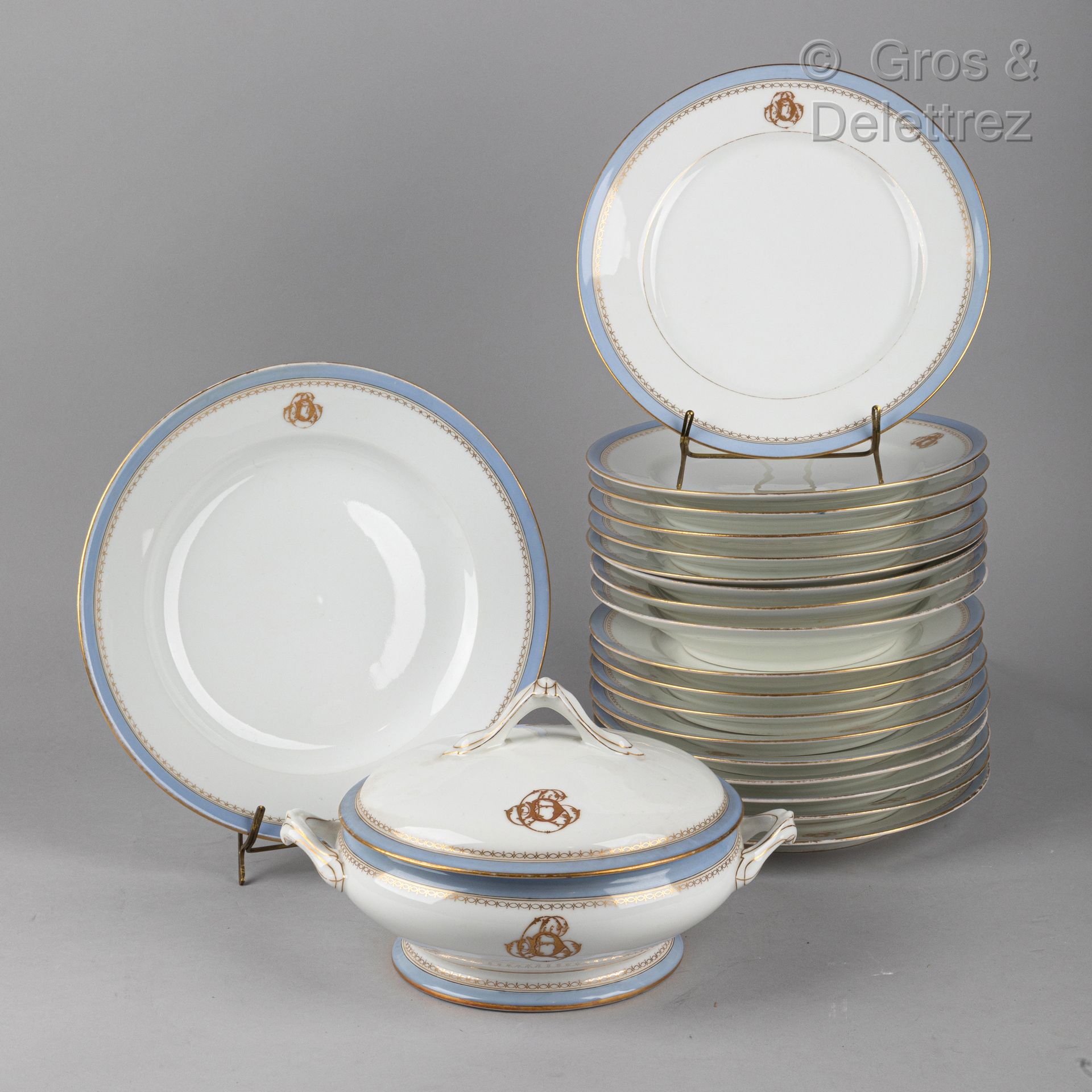 Null 
Nineteen plates and a legumier in white porcelain, the wing lined with a b&hellip;