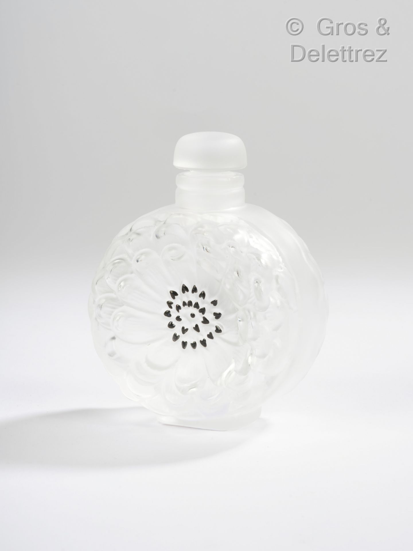Null 法国莱俪公司。 大丽花香水瓶模型，压制玻璃，部分磨光，高：9厘米，盒装