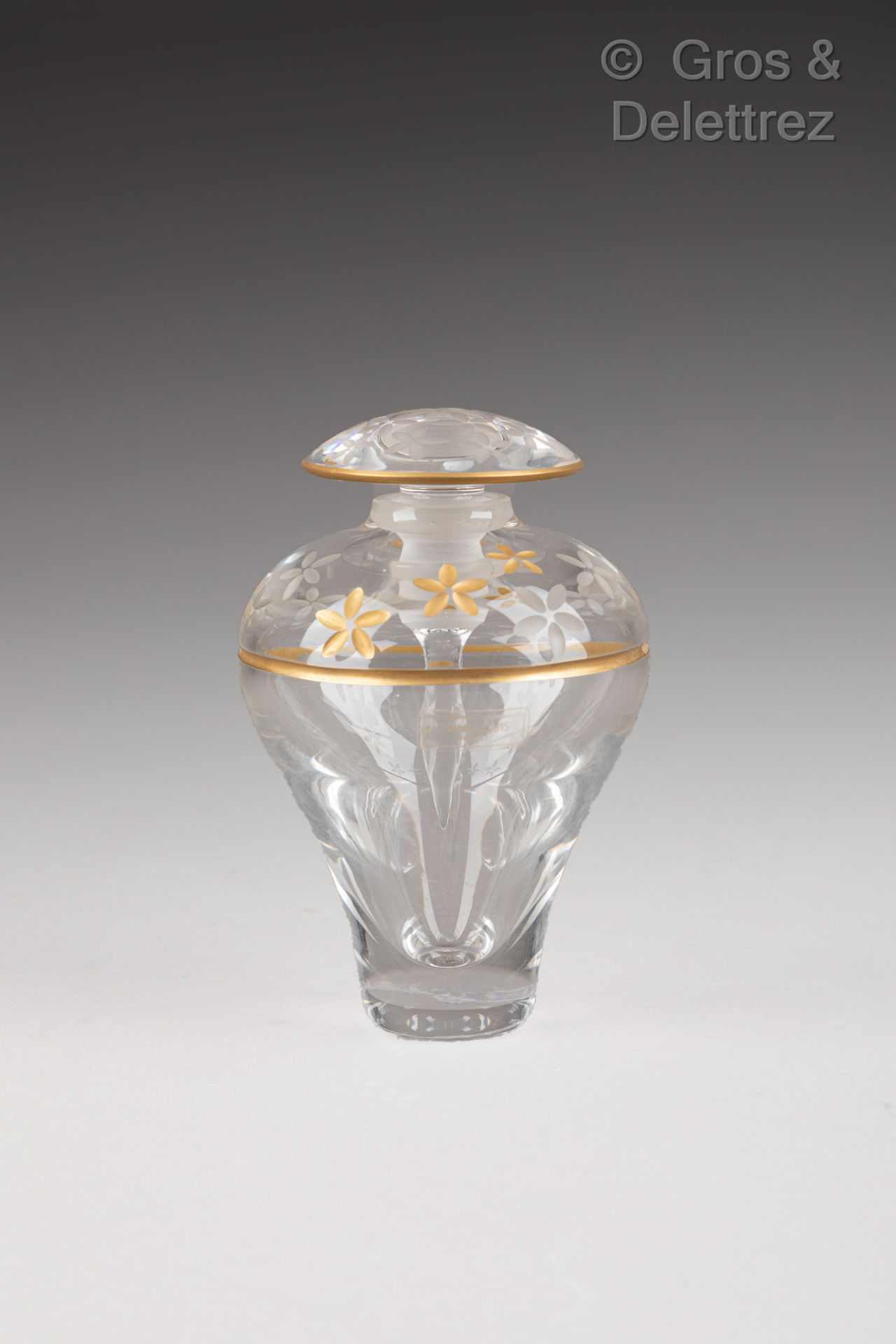 Null 圣路易斯。 柱状的水晶香水瓶，刻有花朵和金色亮点的装饰。印章和标签 高度：11厘米