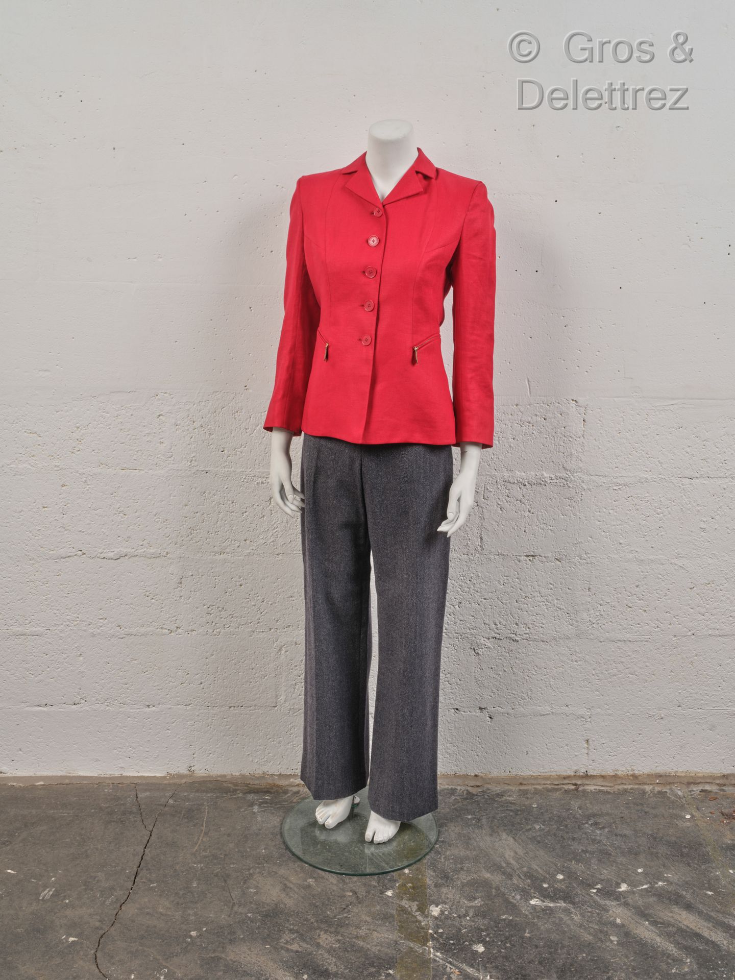 HERMÈS Paris made in France 装备包括一件红色亚麻外套，有缺口的领子，单排扣，两个拉链口袋，长袖，以及人字形羊绒毛料的裤子。赤褐色的划&hellip;