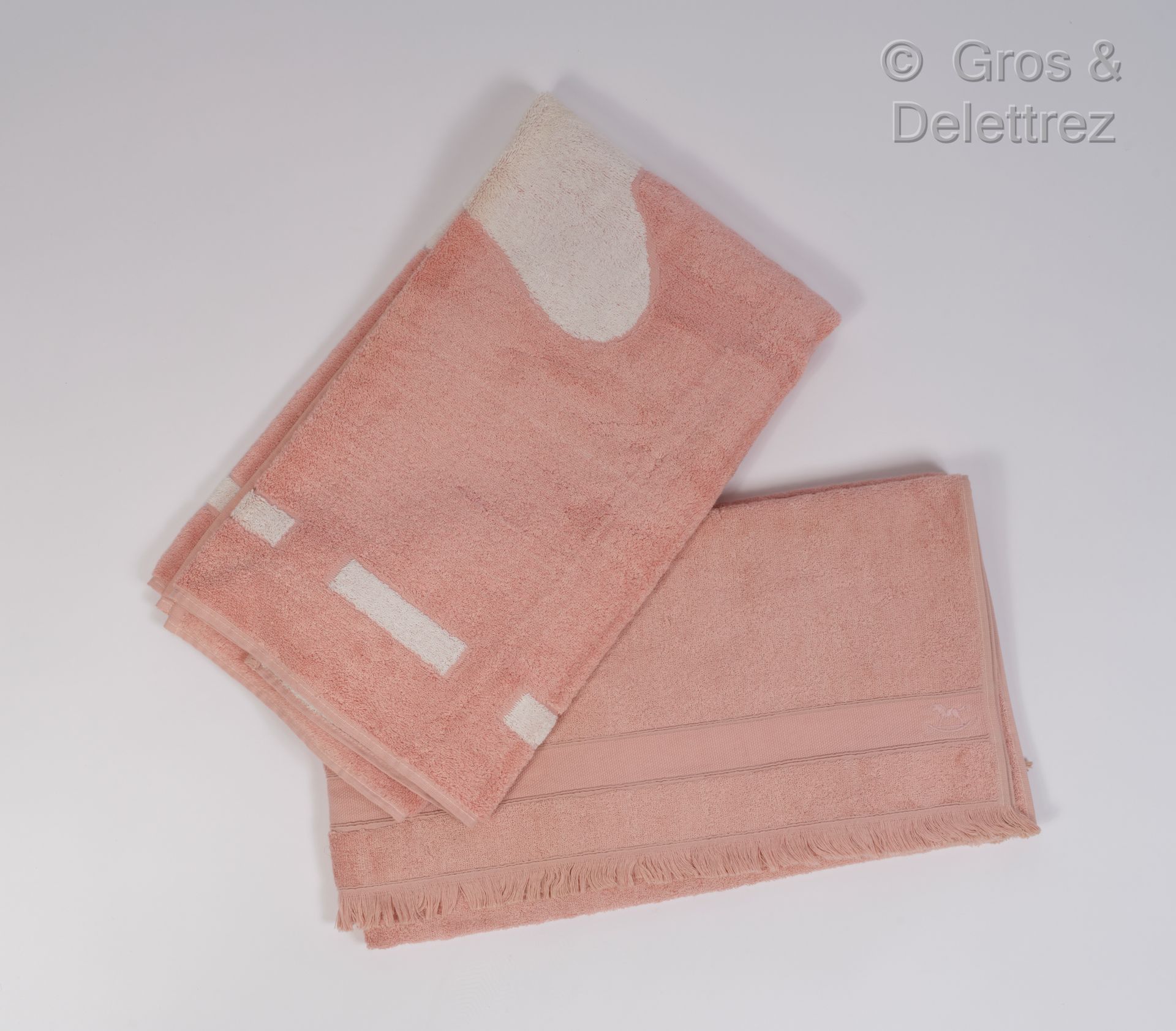 HERMES Paris Ligne enfants 一套两条粉红色纯棉毛圈毛巾，一条印有马的图案。状况非常好。