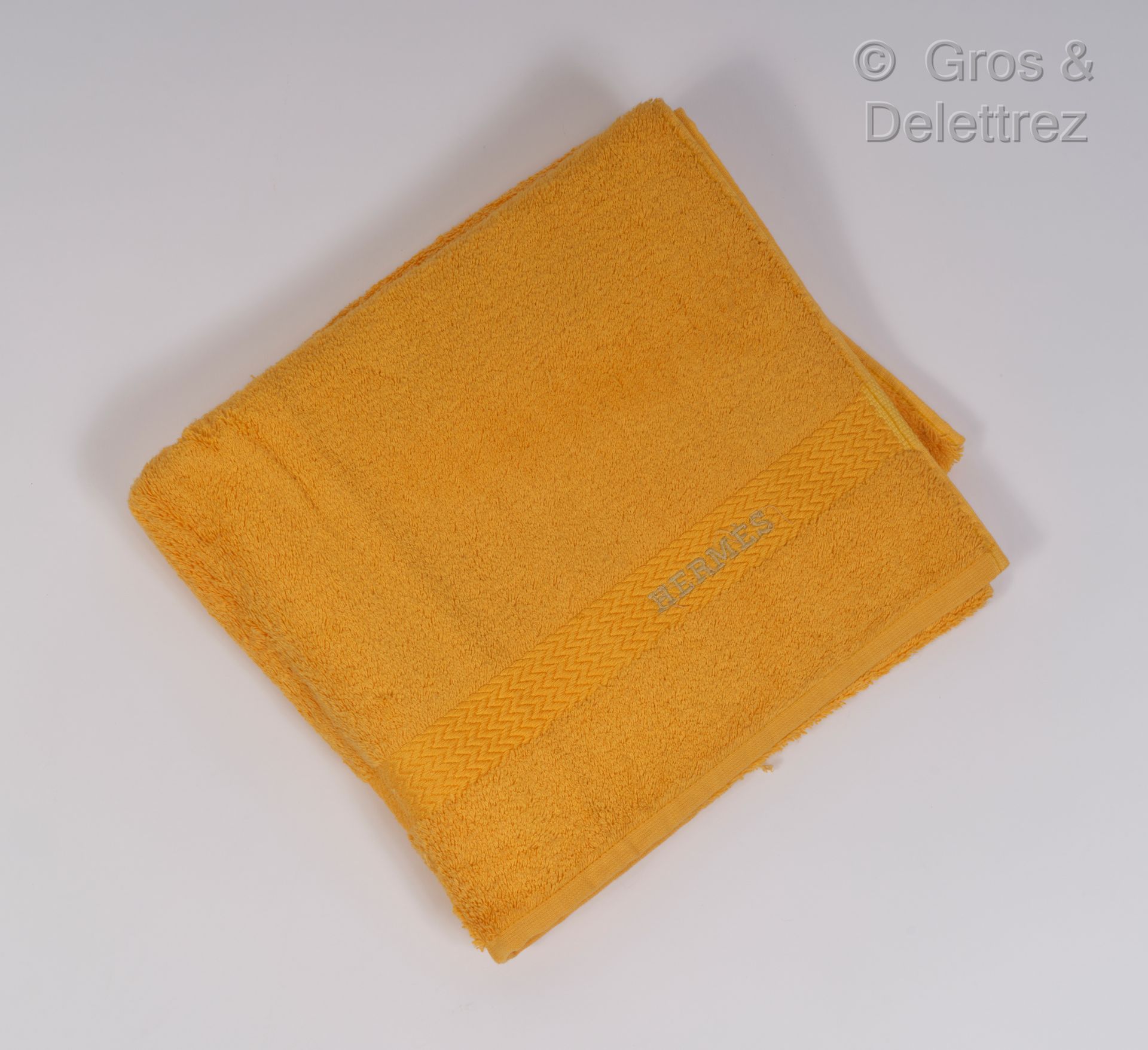 HERMES Paris 一套两条纯棉毛圈毛巾，一条苹果绿，另一条阳光黄。状况良好。