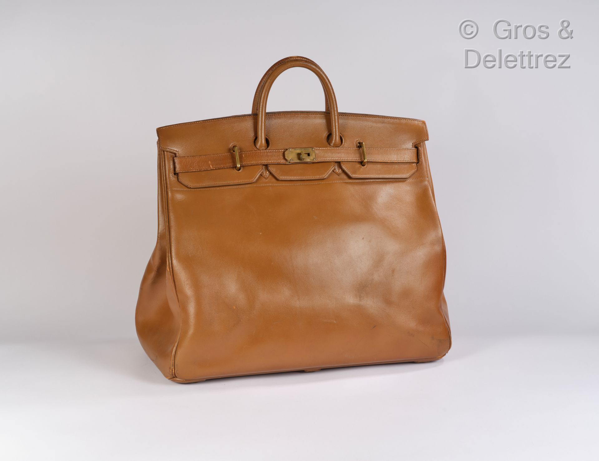 HERMES Paris 榛子色小牛皮 "Haut à Courroies "旅行包，长50厘米，镀金黄铜扣件和搭扣，双手柄。(磨损、缺口、痕迹、褪色）。