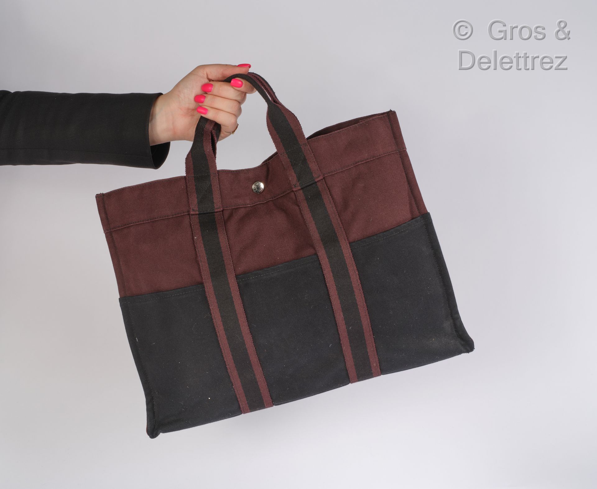 HERMÈS Paris made in France Toto "包，42厘米，酒红色，黑色帆布，双手柄有黑色和酒红色条纹，镀银马鞍钉。状况非常好。