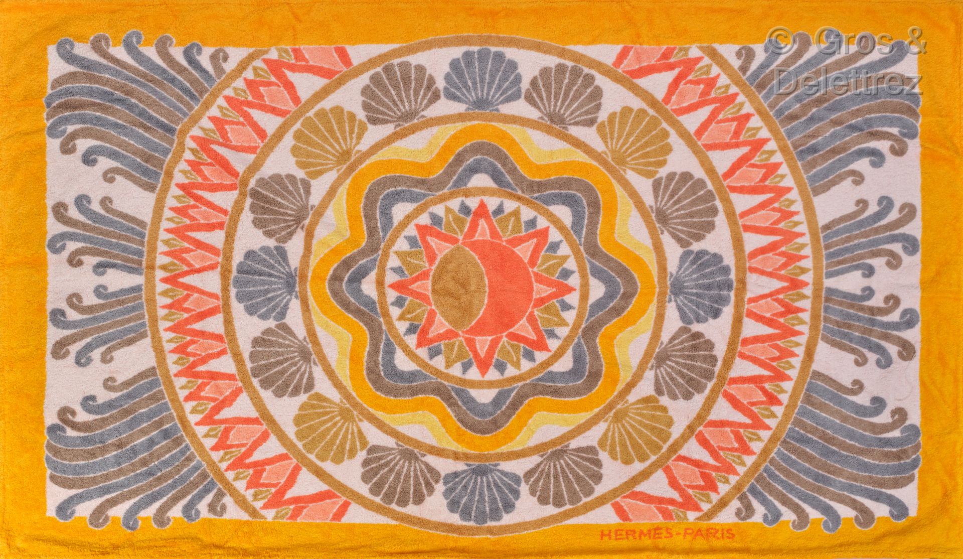HERMES Paris 毛圈棉沙滩巾，印有太阳图案，周围有橙色和黄色调的贝壳。状况良好。