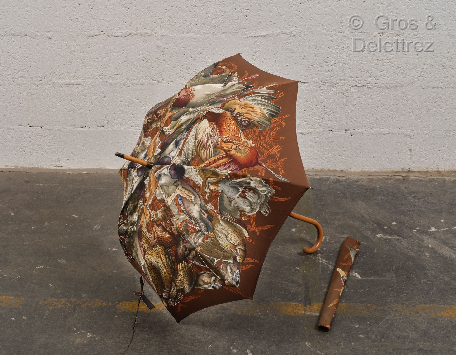 HERMES 棕色背景上印有方形 "Belle Chasse "字样的丝质斜纹布遮阳伞，木质手柄，盖子。状况良好。