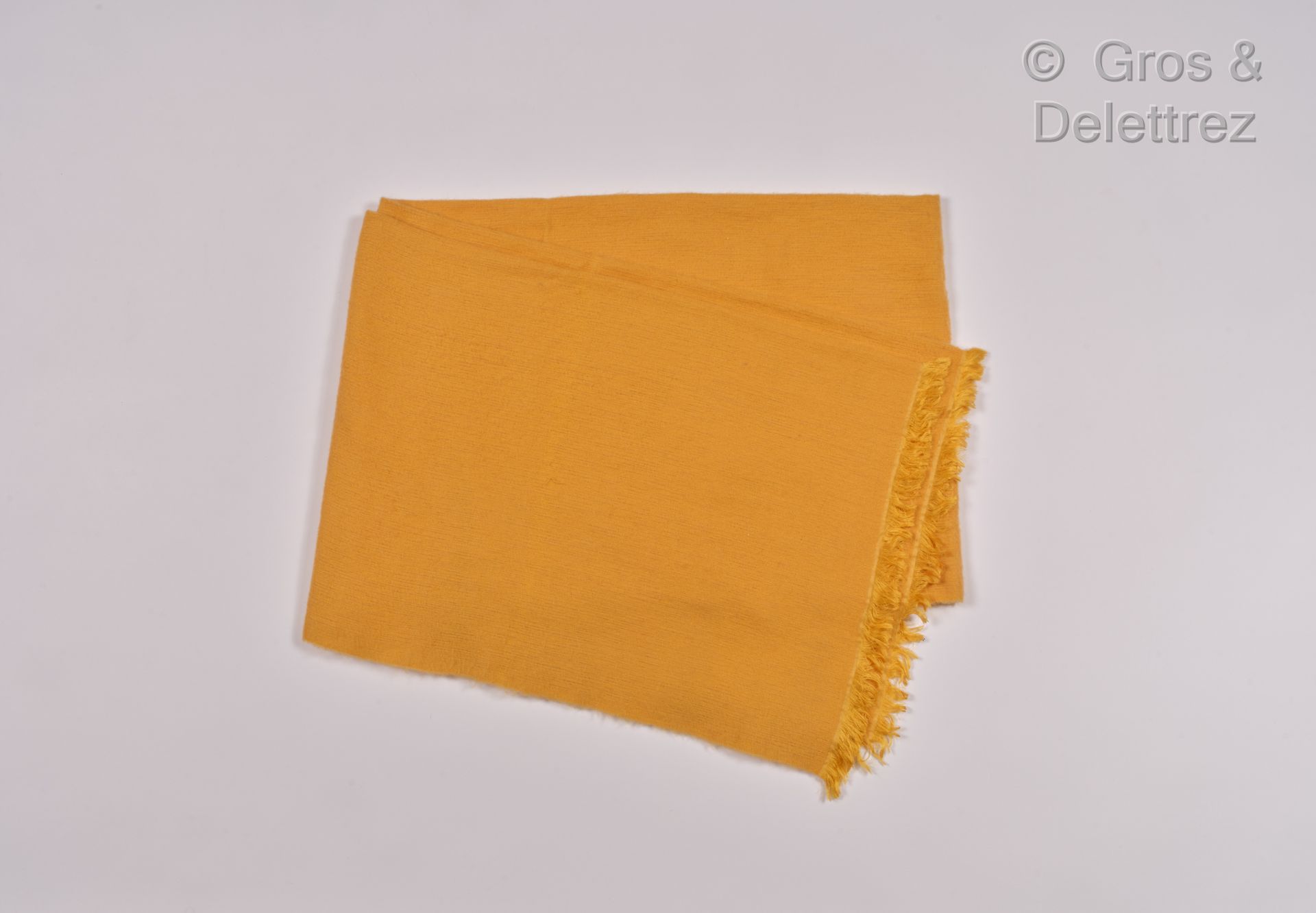 HERMES Paris Exclusif 阳光黄色丝巾，边缘有流苏。状况非常好。