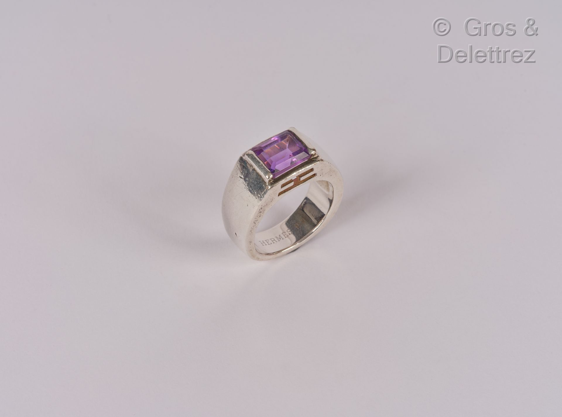 HERMES Paris 银戒指925千分之一，上面有一颗紫水晶。T. 60（划痕，擦伤）。毛重：16,0 grs.