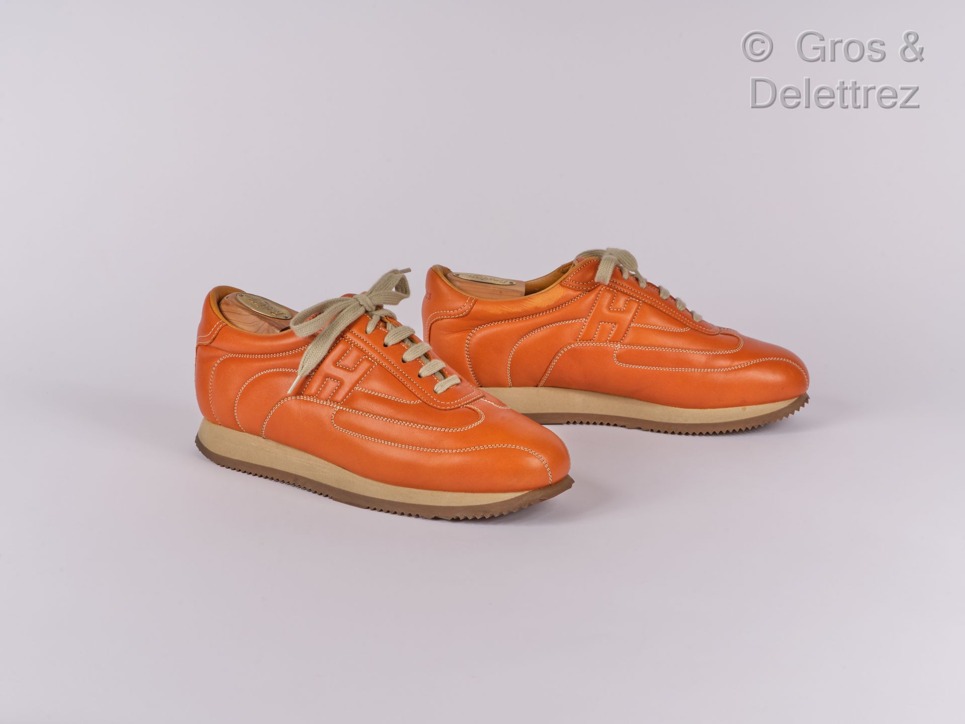 HERMES Paris made in Italy 一对 "Quick "系带跑鞋，橙色小腿，白色缝线，橡胶鞋底，我们附上一双非原版鞋树。尺寸40 1/2（轻&hellip;