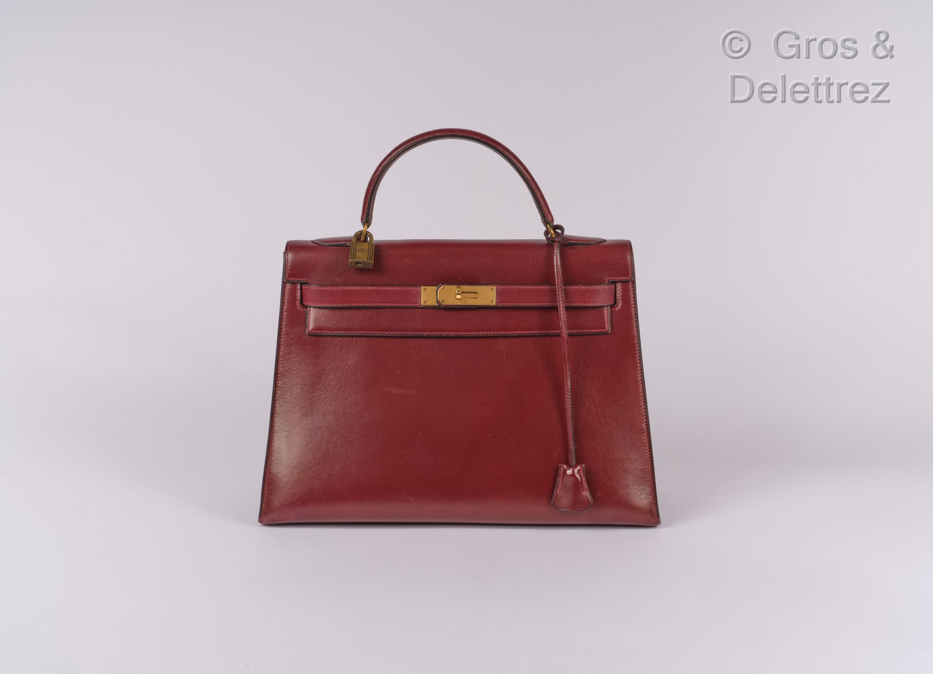 HERMES Paris Sac « Kelly Sellier » 33 cm en box rouge H, attaches et fermoir pla&hellip;