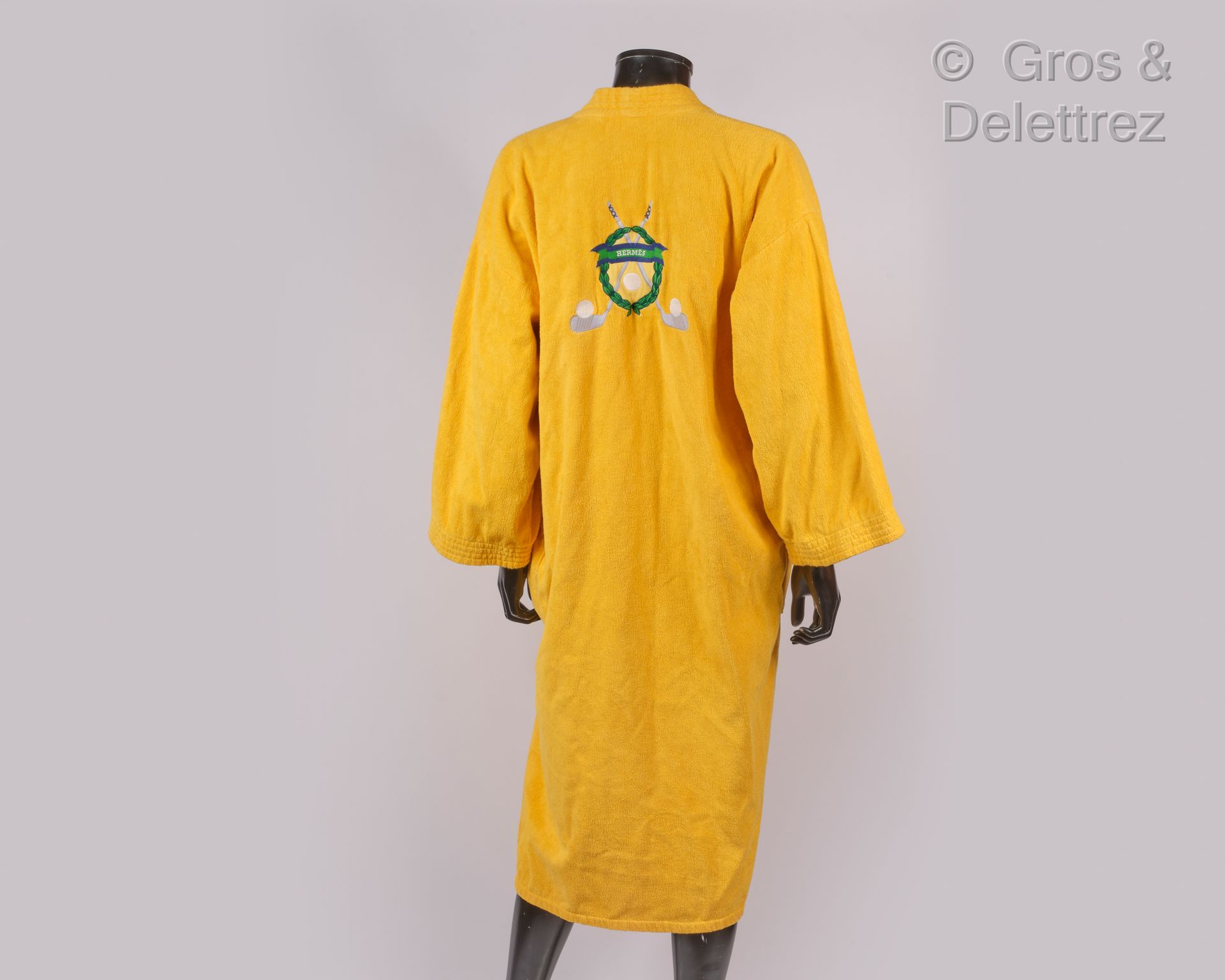 HERMÈS Paris made in France 绣有高尔夫图案的黄色纯棉毛圈沐浴套装，包括一件浴袍、一条浴巾和一条客用毛巾。(缺失的皮带)。