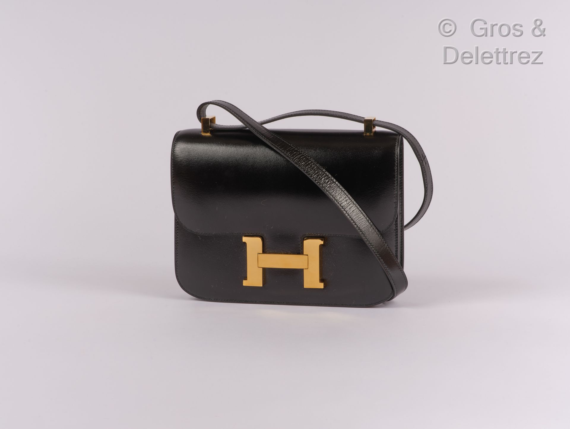 HERMÈS Paris made in France Sac « Constance » 23 cm en box noir, fermoir « H » p&hellip;