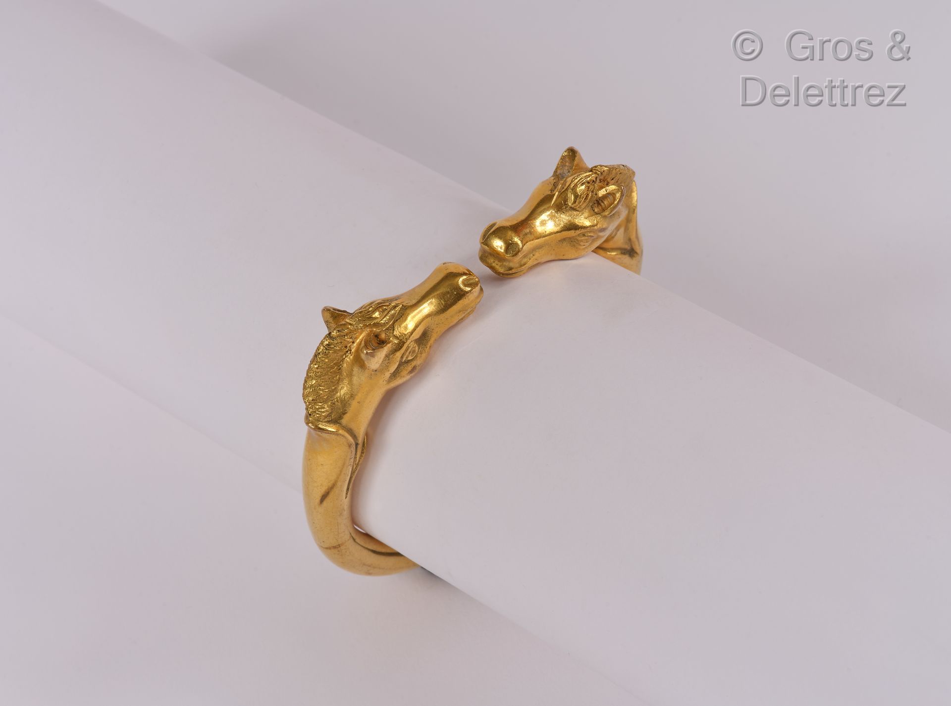 HERMES Paris par Ravinet Denfert Bracelet « Galop » à deux têtes en métal doré. &hellip;