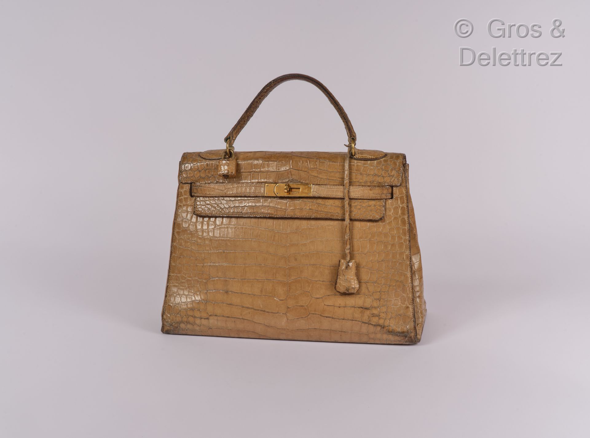 HERMES Paris ∆ Sac « Kelly Sellier » 32 cm en crocodile paille, attaches et ferm&hellip;