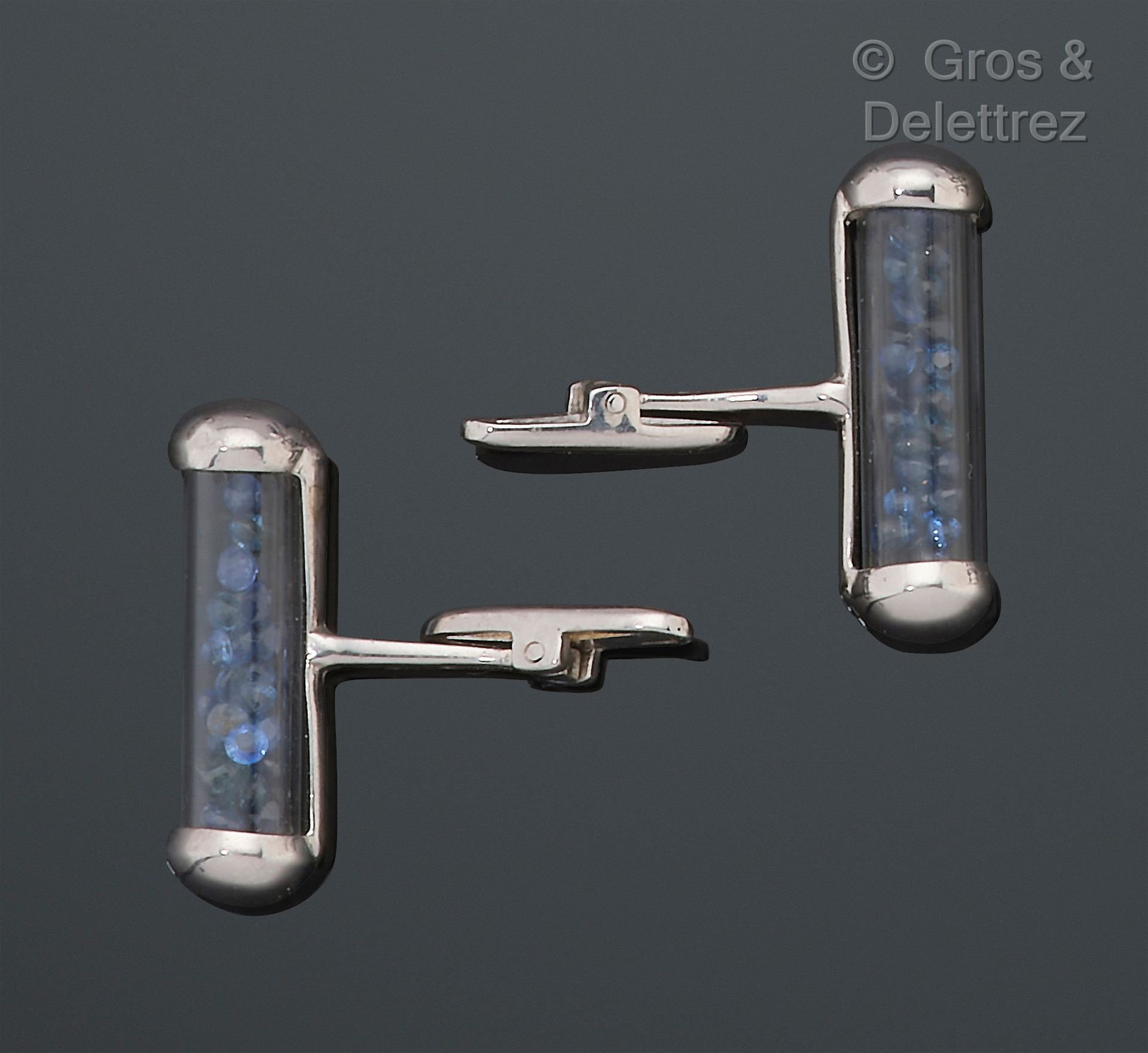 Null Pair of silver cufflinks, composed of glass cylinders holding mobile facete&hellip;