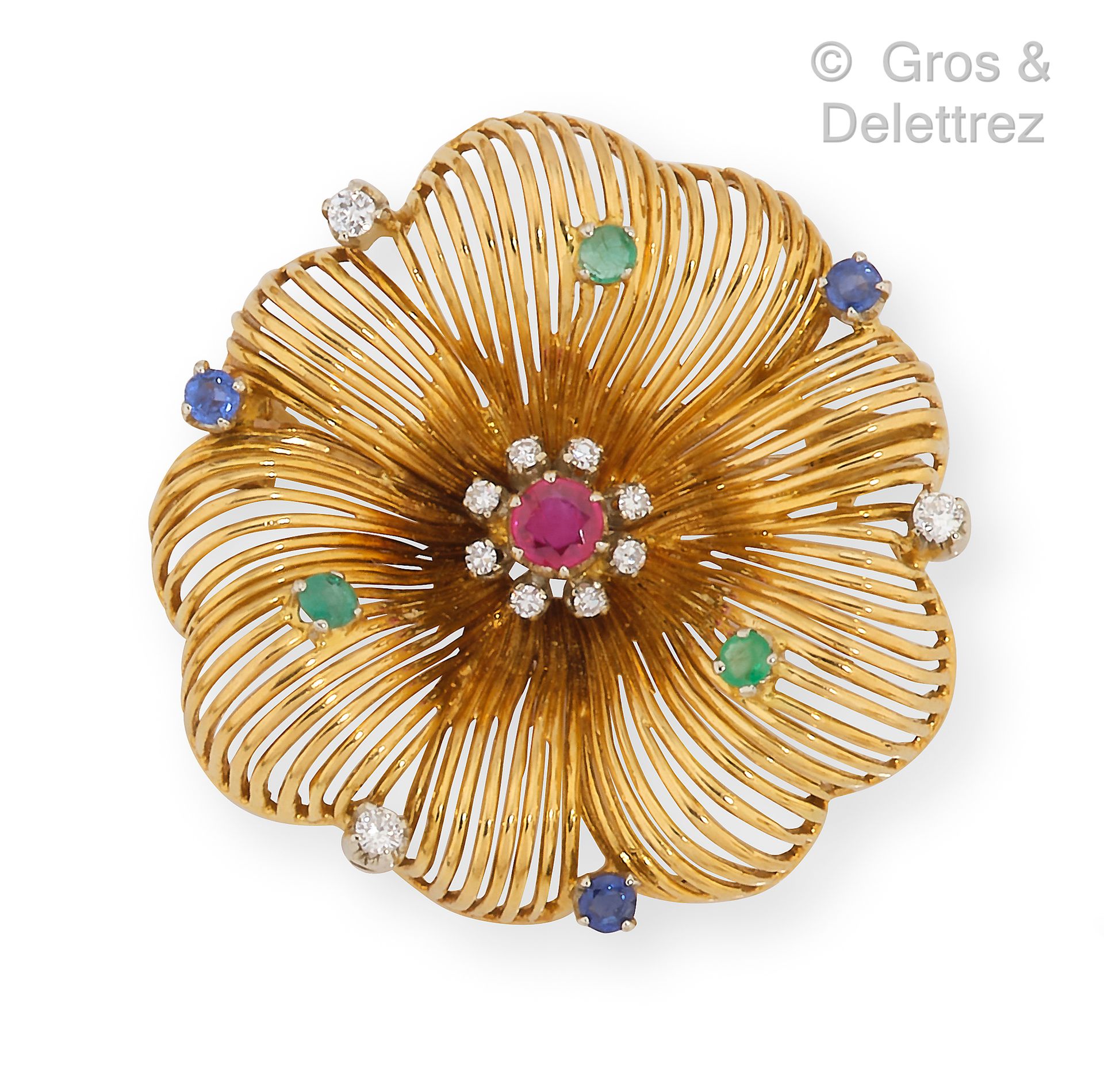 Null 黄金套装包括一枚胸针和一对耳夹，由金线组成的花朵和卷轴，上面点缀着红宝石、绿宝石、蓝宝石和钻石。夹子上有一颗养殖的珍珠作为亮点。有编号。直径：34毫米&hellip;