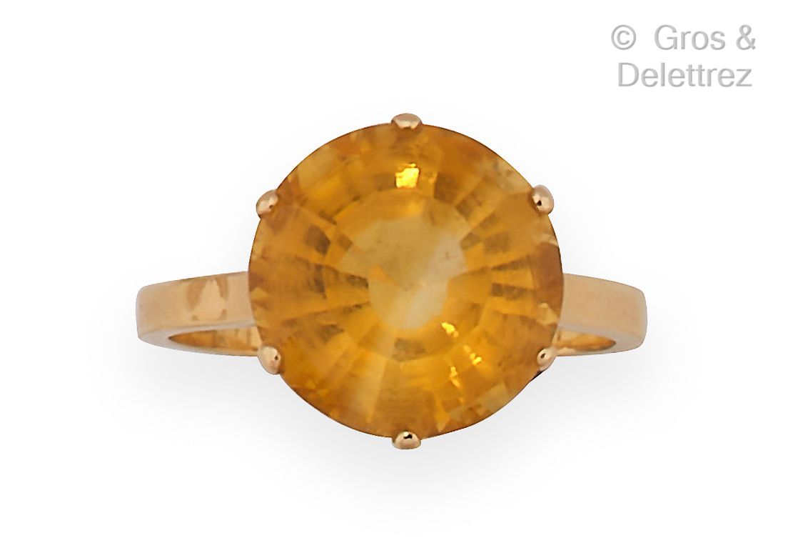 Null Yellow gold ring, decorated with a round yellow stone. Finger size : 56. Gr&hellip;
