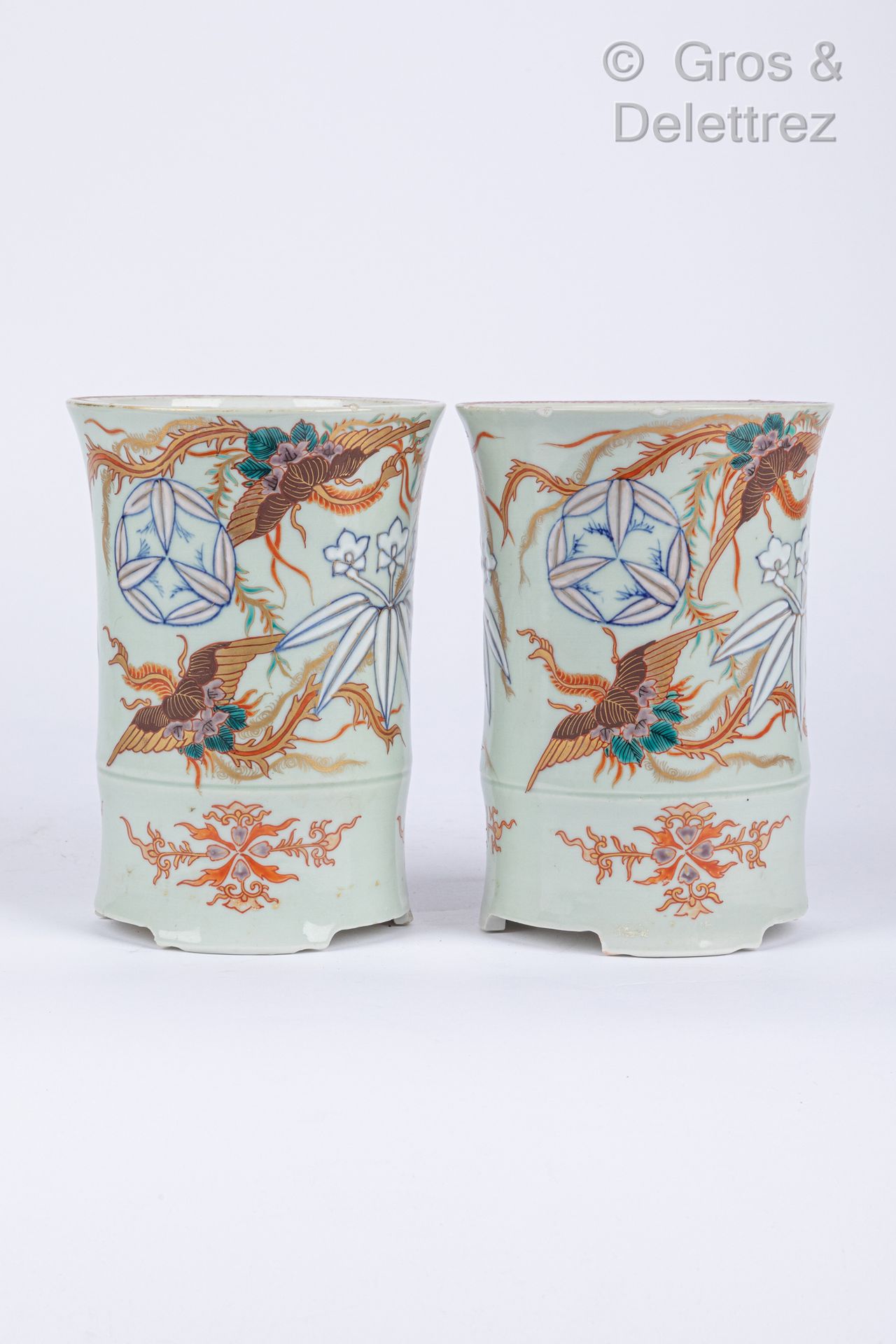 Null 日本。一对多色瓷器花盆，装饰有花中凤凰。

19世纪

高度：19厘米19厘米

划痕