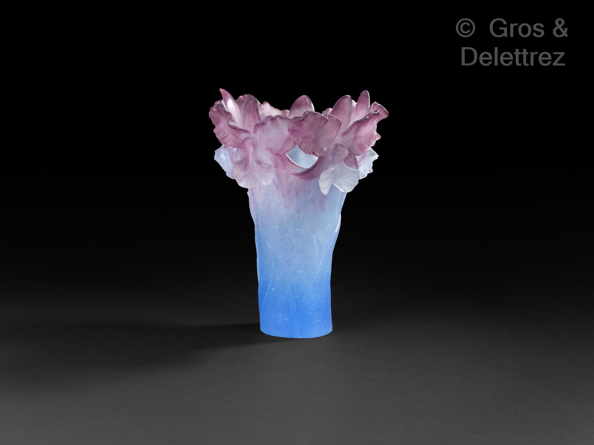 Null DAUM 法国

紫红色和蓝色的pâte de verre花瓶，有兰花装饰，颈部镂空。底座下刻有签名。

高度：31.5厘米