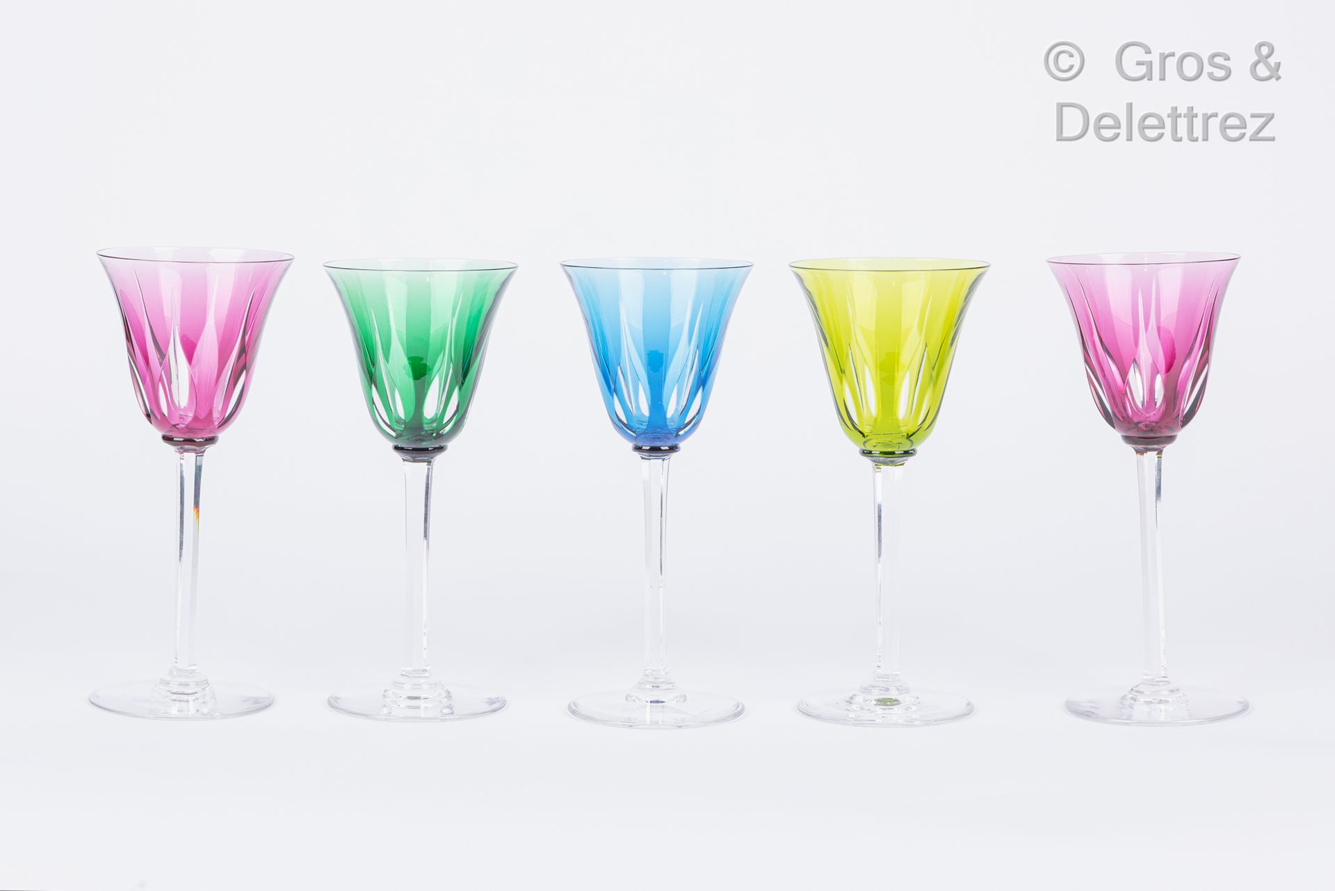 Null 圣卢斯

一套五只莱茵河酒杯 Cerdagne型号，内衬和切割水晶，有淡紫色、绿色、黄色和蓝色。

背面印有

高度：20厘米高度：20厘米