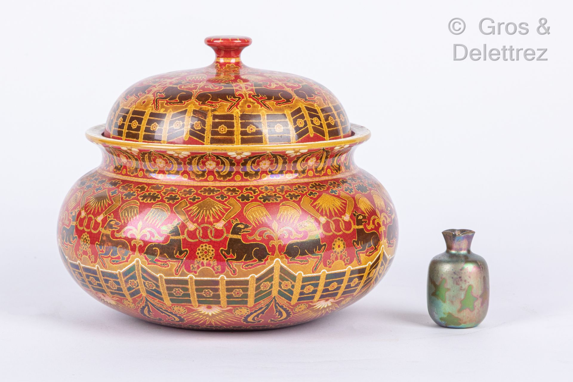 Null MANUFACTURE ZSOLNAY in Pecs

Covered earthenware pot with stylized decorati&hellip;