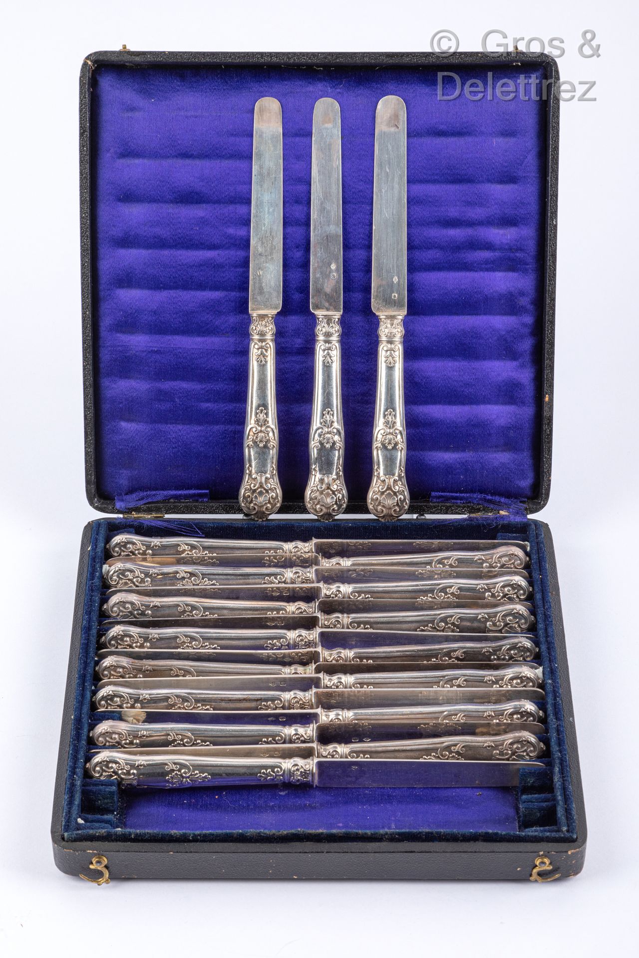 Null Eighteen Rocaille style silver knives, the handles stuffed.

Minerve hallma&hellip;