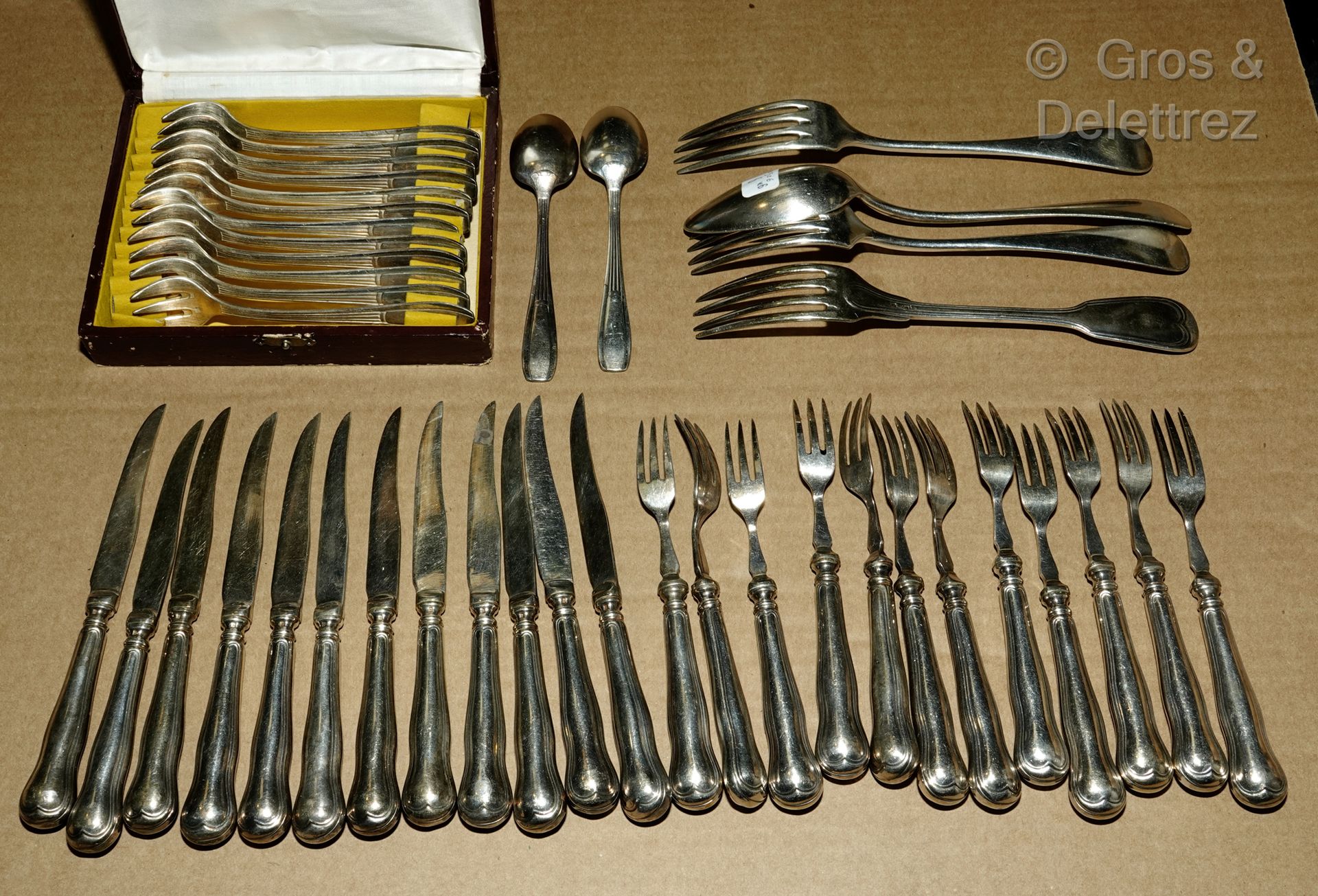 Null Meeting in silver plated metal, including :

- twelve fruit cutlery, filets&hellip;