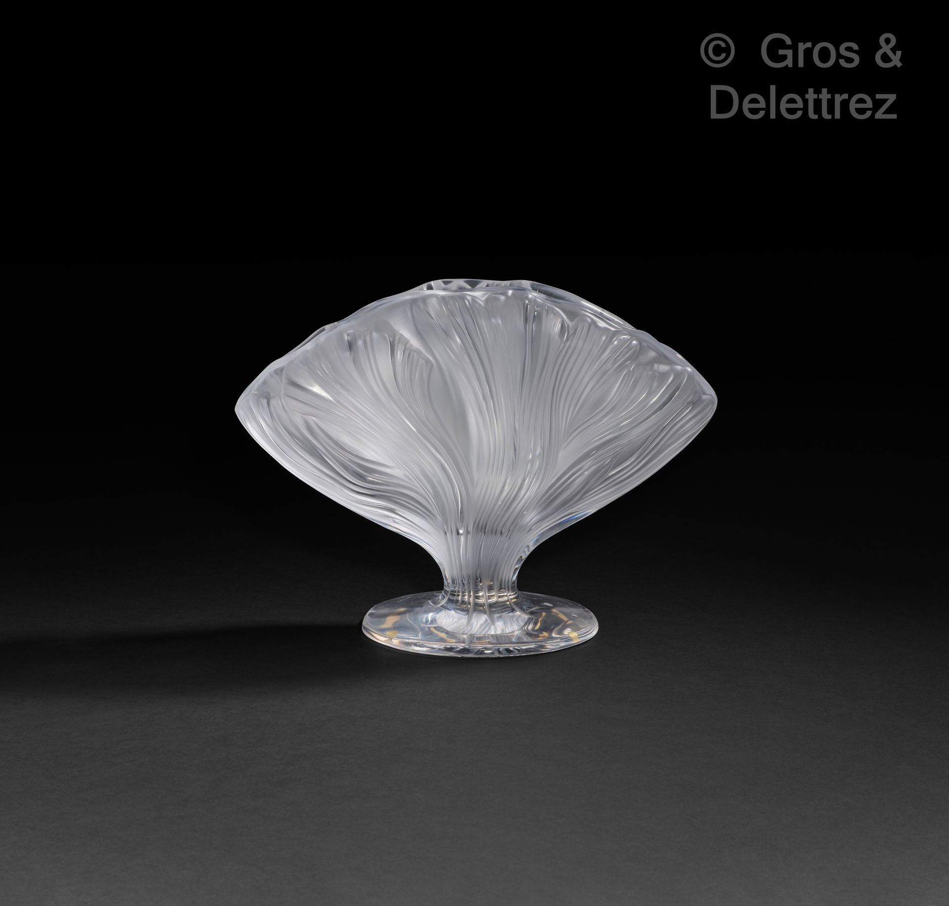 Null LALIQUE 法国

压模水晶花瓶，部分缎面处理，Ichor型号。

以英文字母签名。

高度：24.5厘米 长度：33.5厘米

由Marie C&hellip;