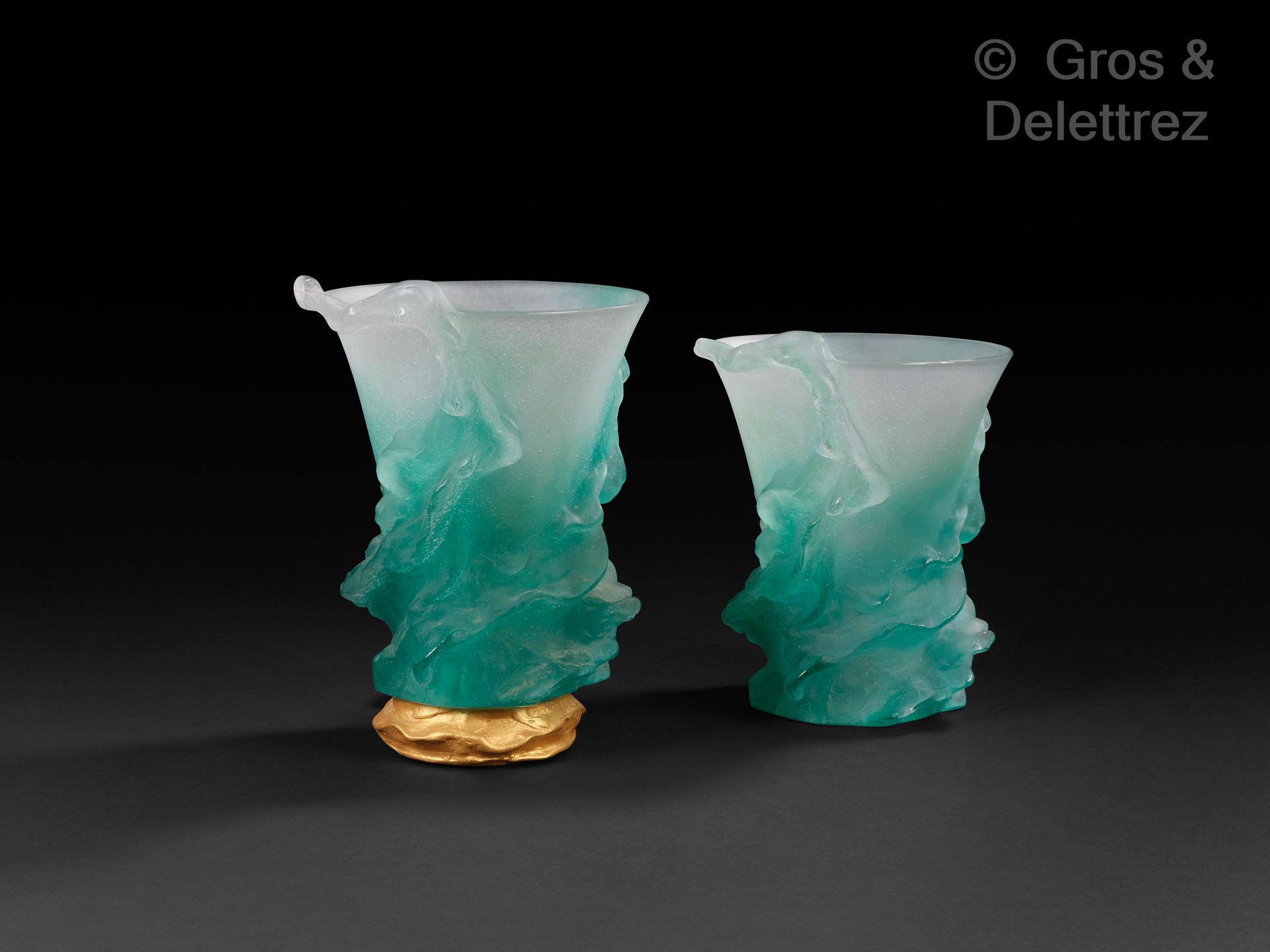 Null DAUM 法国

一对绿色阴影玻璃粘贴的花瓶形灯具，有浮雕的叶子装饰。签名。 一个是有镀金的木质底座。

高度：22.5和26.5厘米
