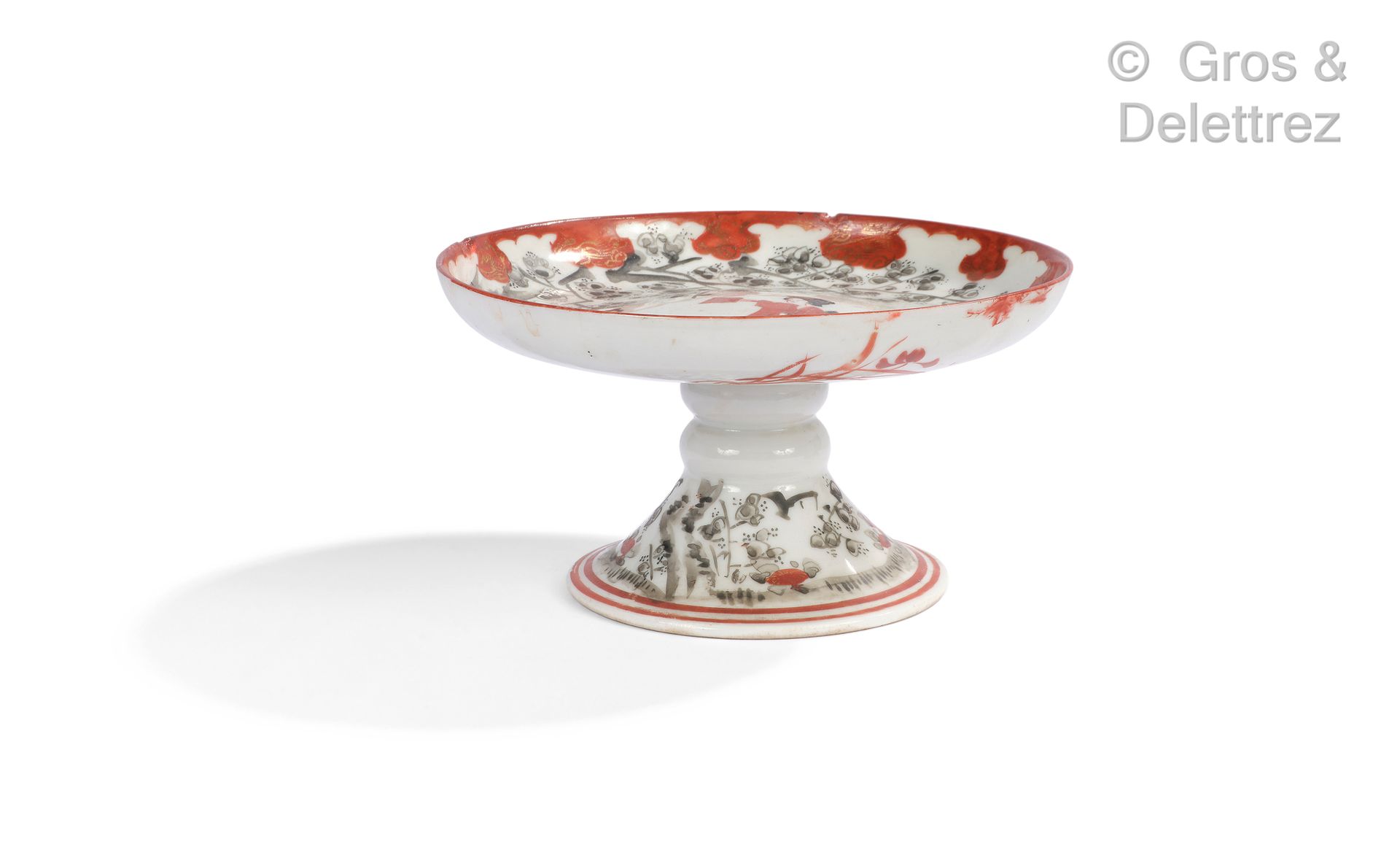 Null 日本。红色和灰色的珐琅彩瓷盘，装饰着花枝下的持扇妇女。

高度：8厘米

薯片