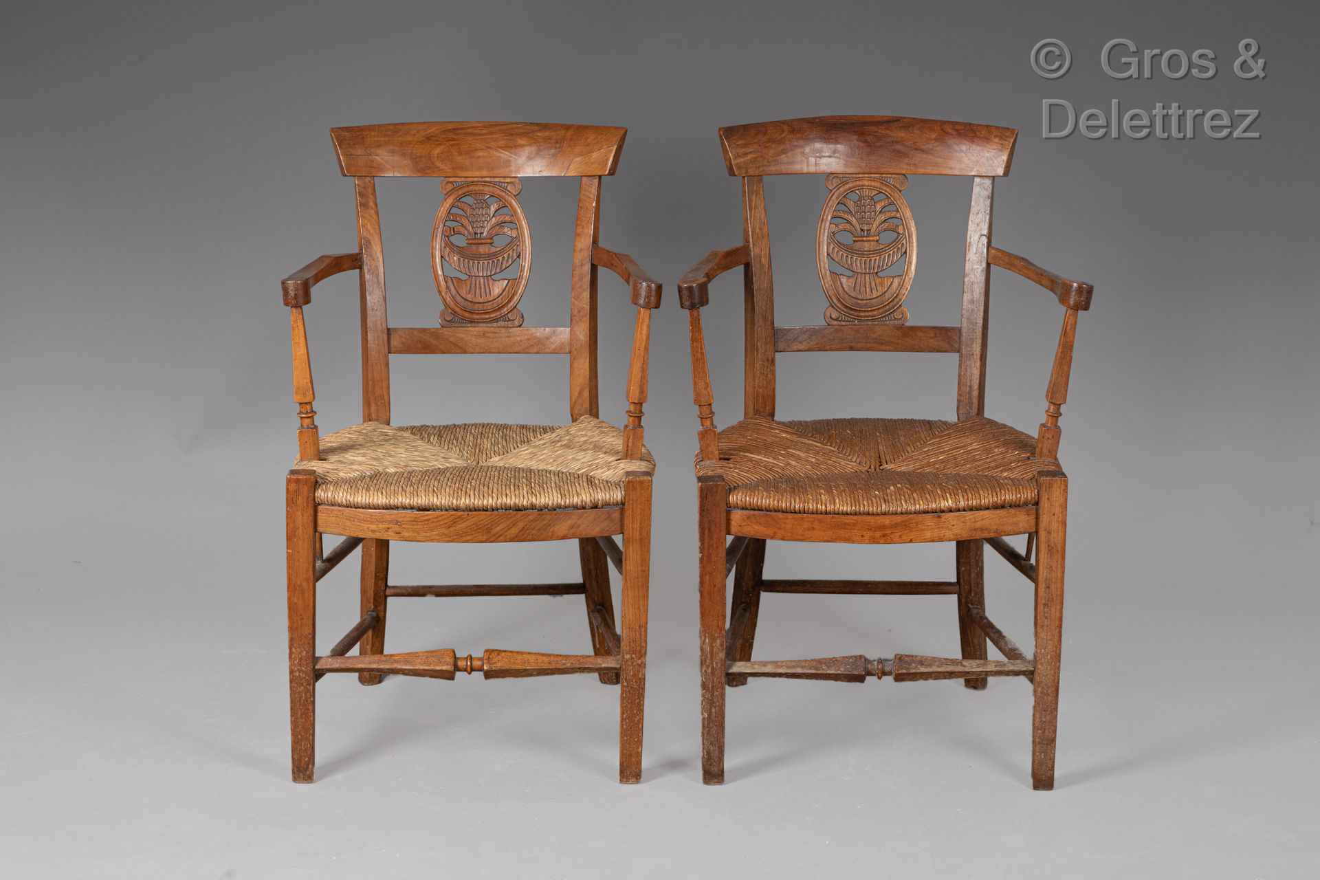 Null 一套四把扶手椅，椅背上有镂空雕刻的花瓶，座椅上有稻草。

19世纪上半叶

84 x 55 cm