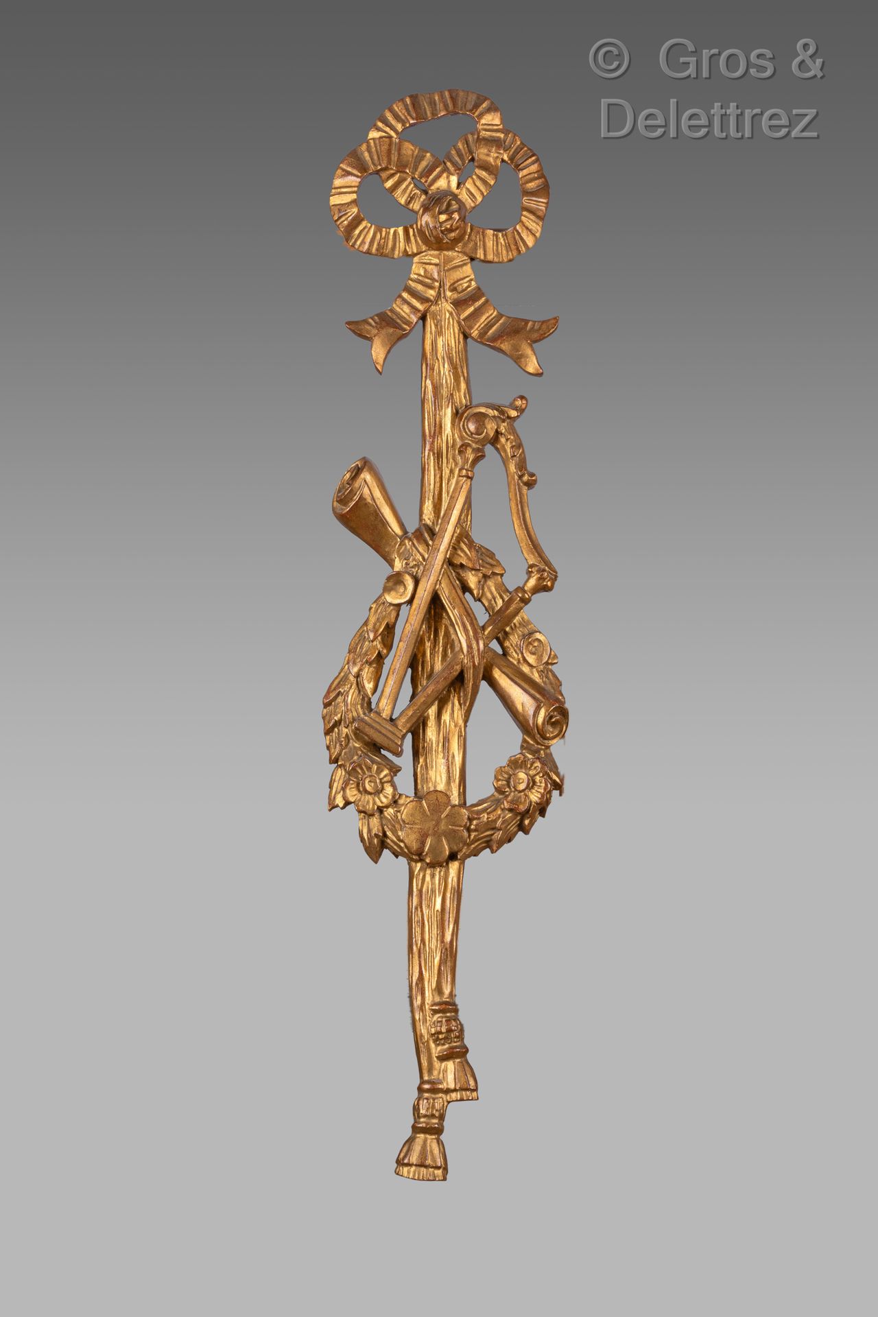 Null Decorative element in carved and gilded wood decorated with ribbons, bows a&hellip;