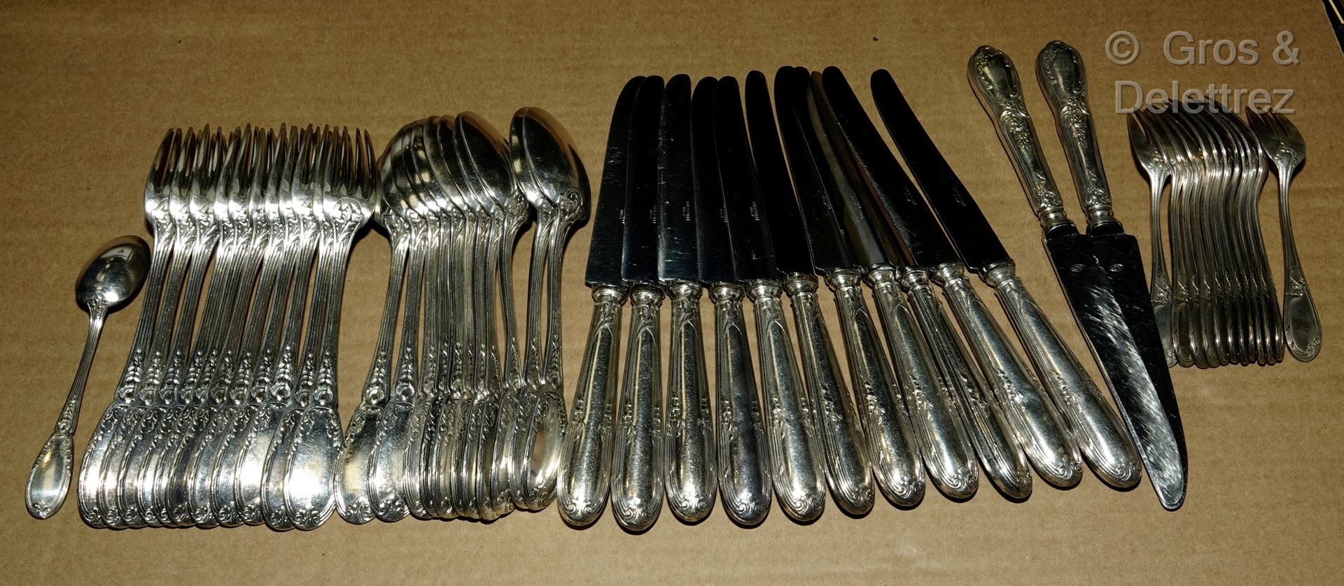 Null 过渡时期风格的镀银叶子餐具组，包括:

11件餐具，11把餐刀和1把茶匙。

包括12把蛋糕叉和两把Rocaille风格的大刀。